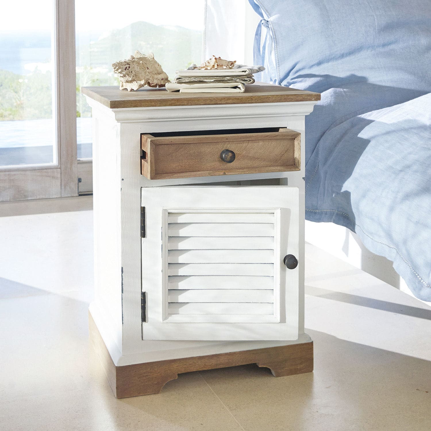 Weißer Nachttisch aus Holz mit Schublade und Tür, natürliche Oberfläche, Schlafzimmermöbel