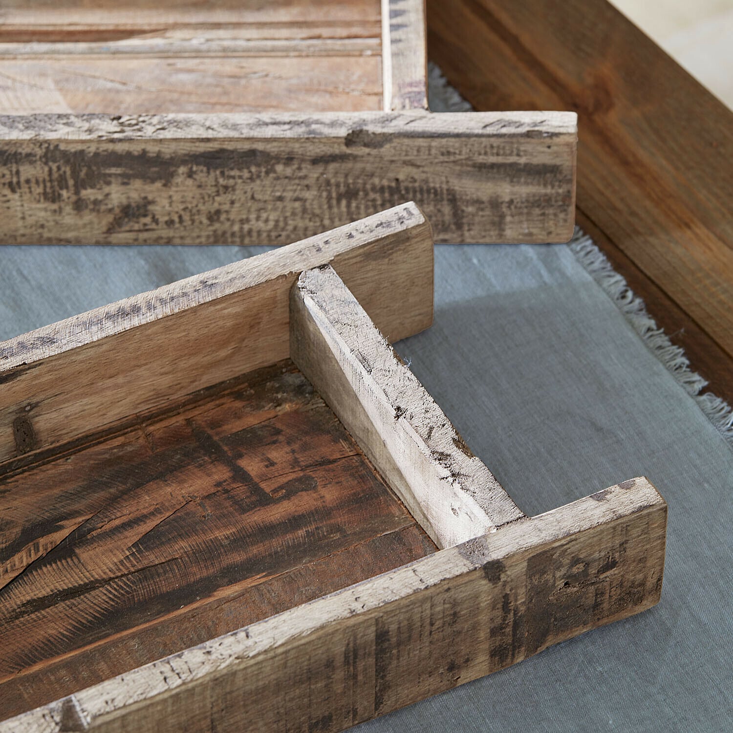 Rustikales Tablett aus naturbelassenem braunem Holz für Tisch und Dekoration