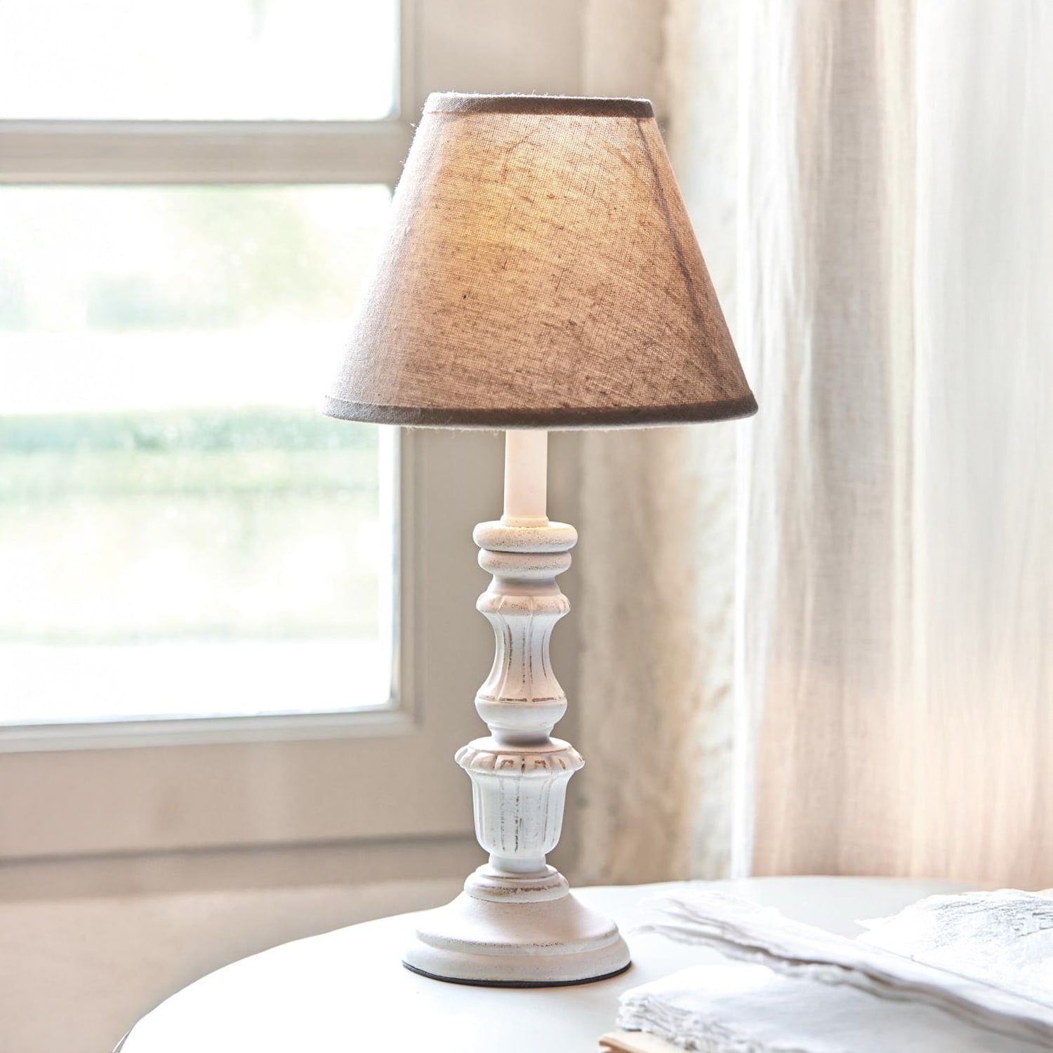 Tischlampe aus weißem Holz mit beigem Lampenschirm, dekorative Beleuchtung für Wohn- oder Schlafzimmer