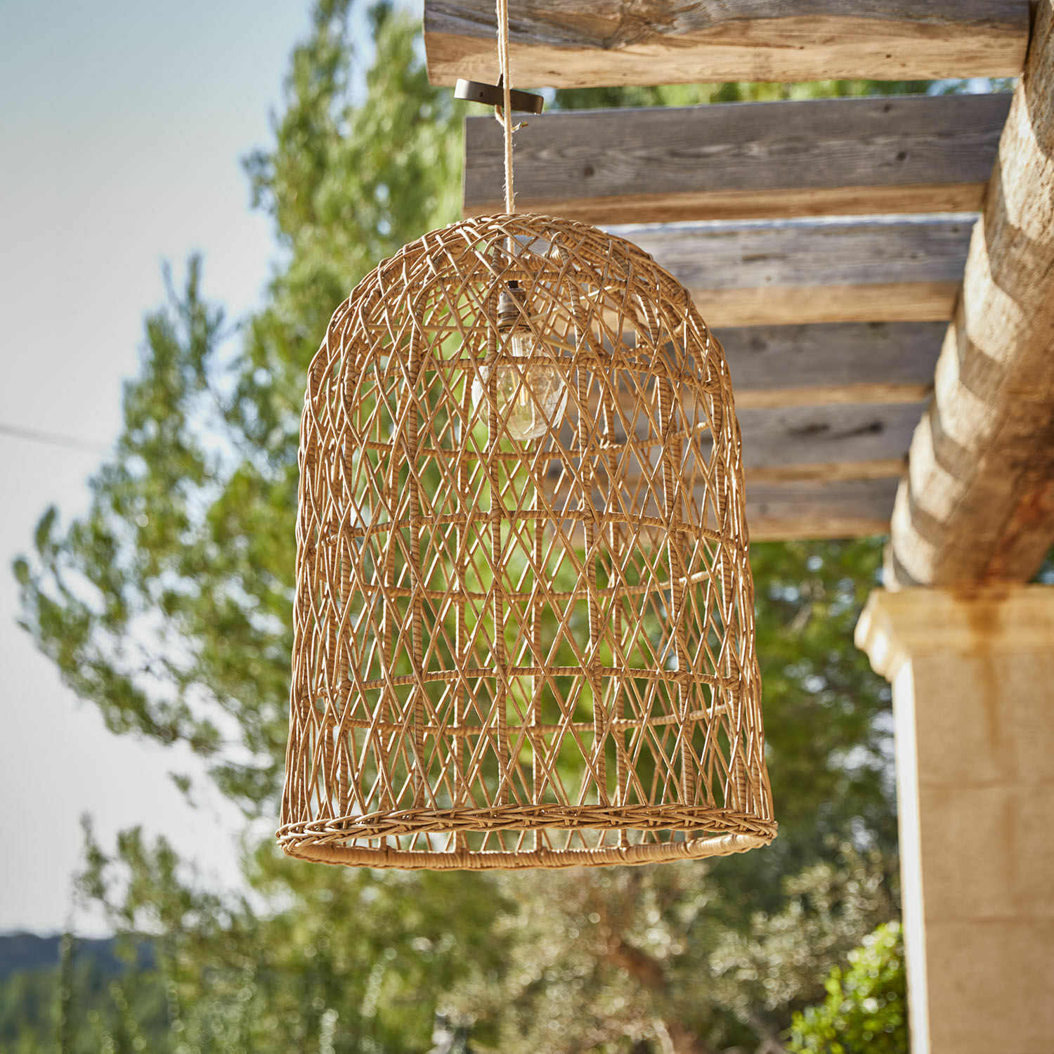 Lampenschirm Durnelle Hängelampe aus natürlichem Rattan in Beige, geeignet für Garten- und Terrassenbeleuchtung