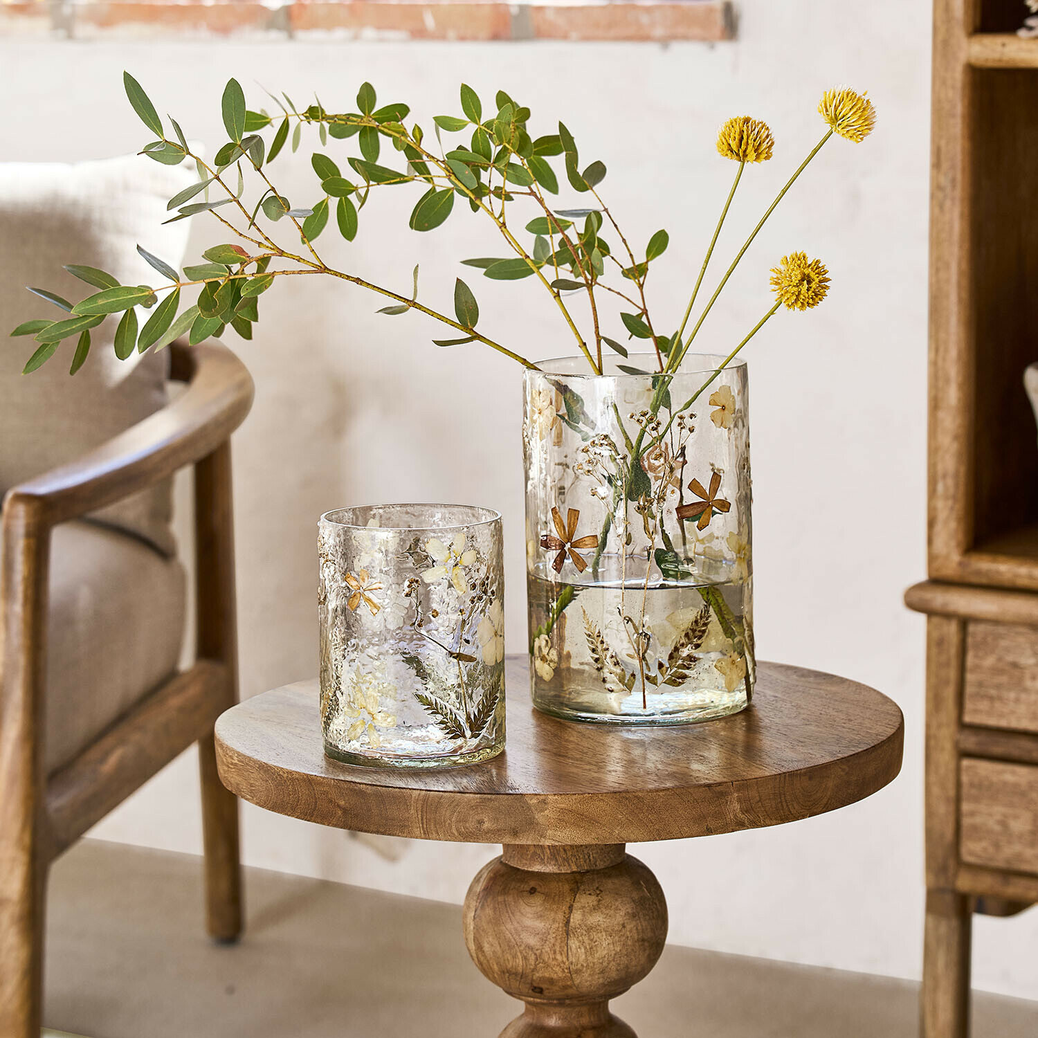 Vase 2er Set Coudrisse Glasvasen mit getrockneten Blumen und Blättern auf einem Holztisch in hellem Raum