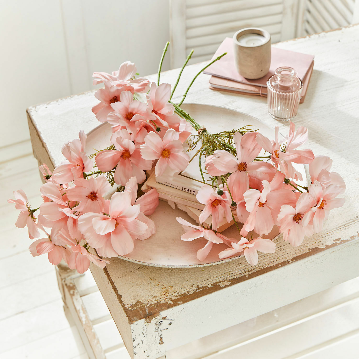 Deko-Blumenstrauß Tilla Zarte rosa Dekoblumen auf weißem, abgenutztem Holztisch für eine gemütliche Raumgestaltung.