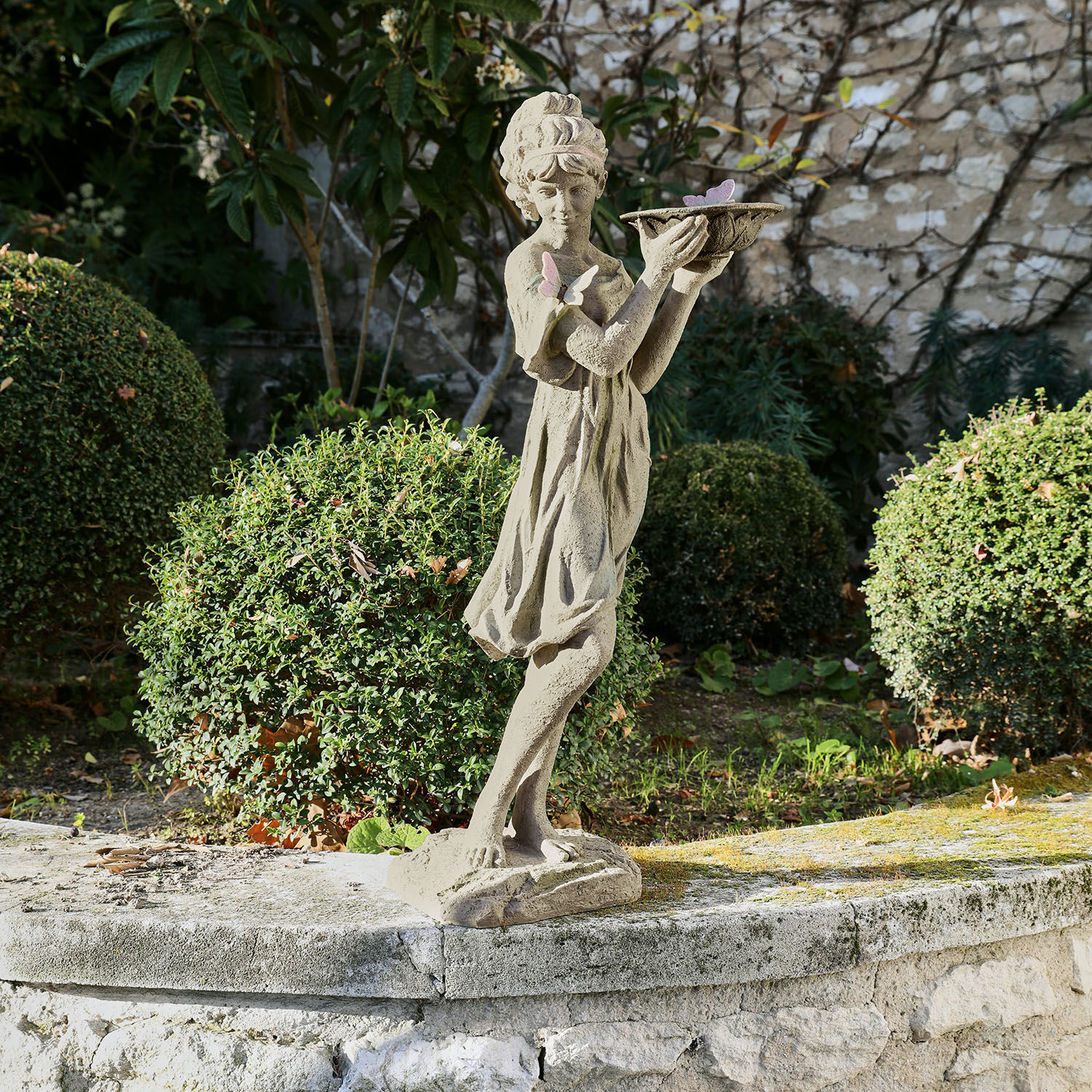 Skulptur Malia Steinskulptur eines Mädchens mit Schale und Schmetterlingen im Garten als dekorativer Akzent