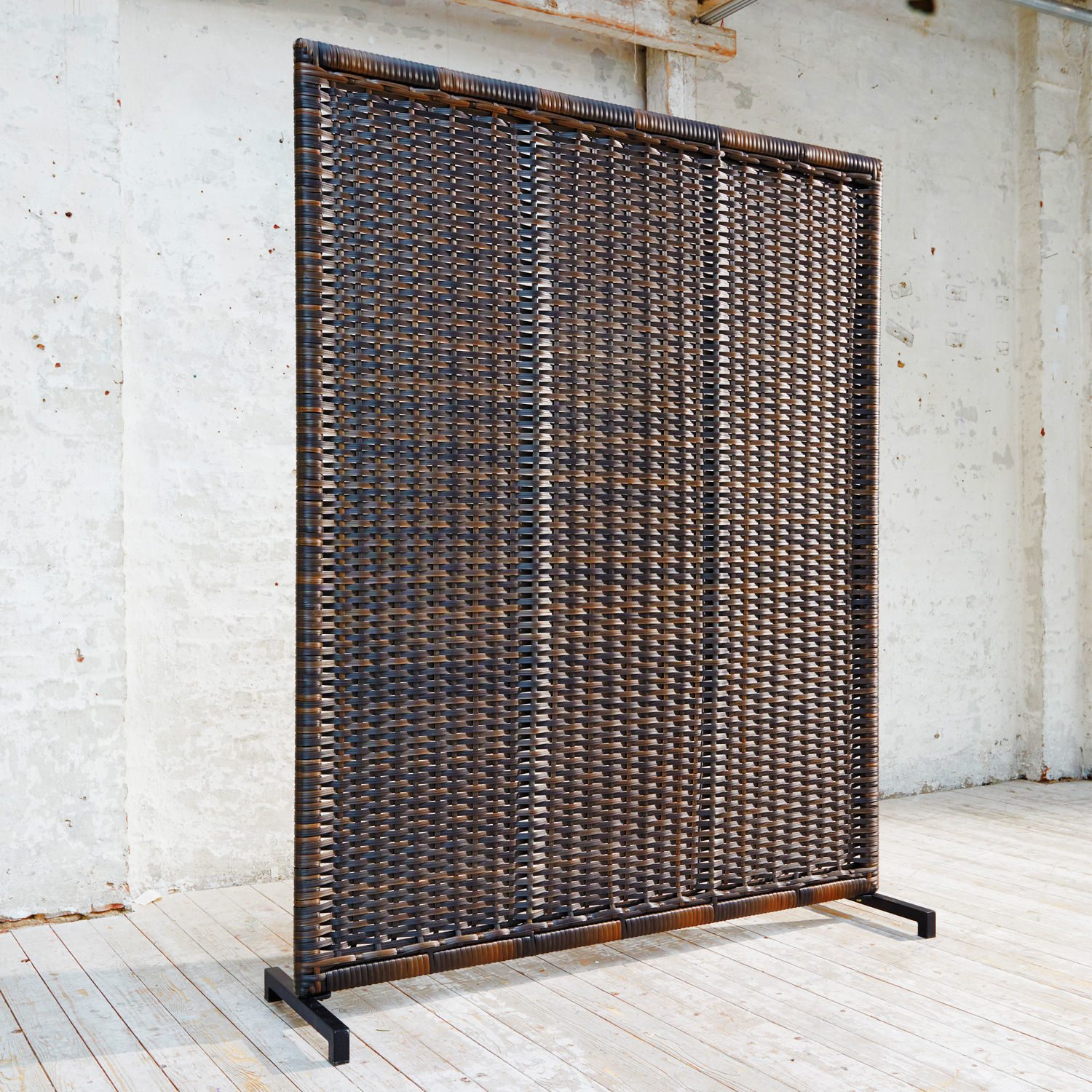 Raumteiler aus dunklem Rattan mit Metallfuß, ideal für Wohn- und Gartenbereiche