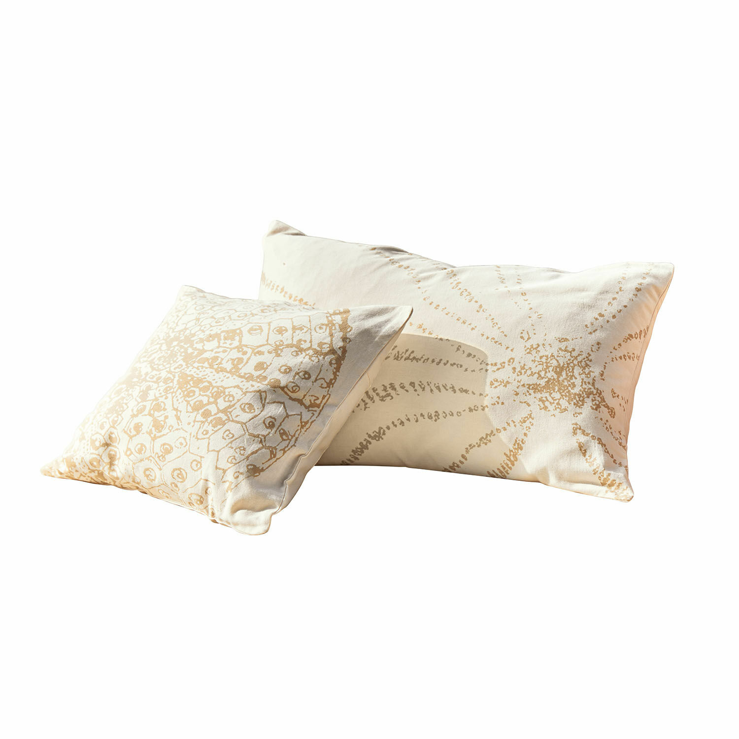 Set aus zwei cremefarbenen Dekokissen mit beigem Muster, weiches Material, stilvolle Wohnaccessoires