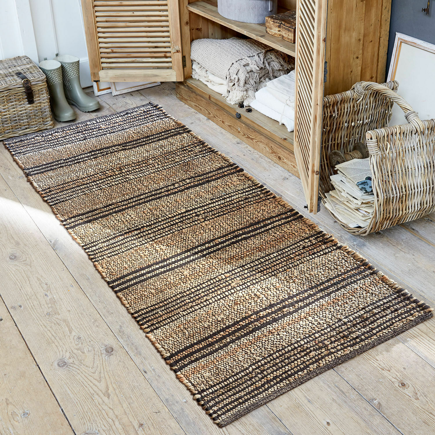Läufer Lantenot Natur-Jute-Teppich mit braun-beigen Streifen auf hellem Holzboden, Wohnraumdekoration