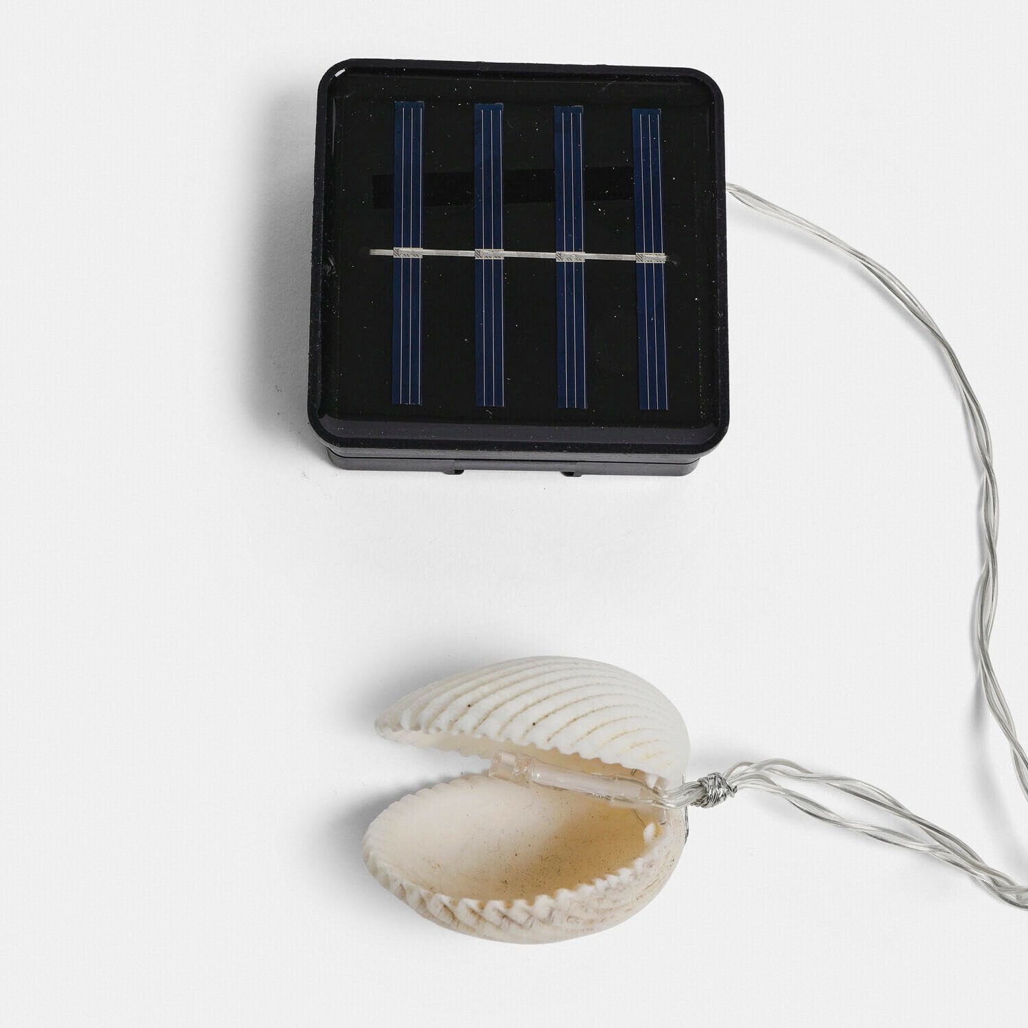 Schwarzes Solarpanel mit vier Streifen und weißer Muschel mit Kabel für Solarleuchte