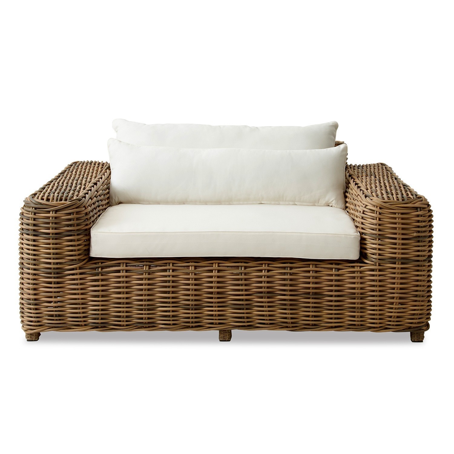 Rattansofa mit cremefarbenen Kissen, Gartenmöbel aus Naturmaterial für gemütliche Entspannung