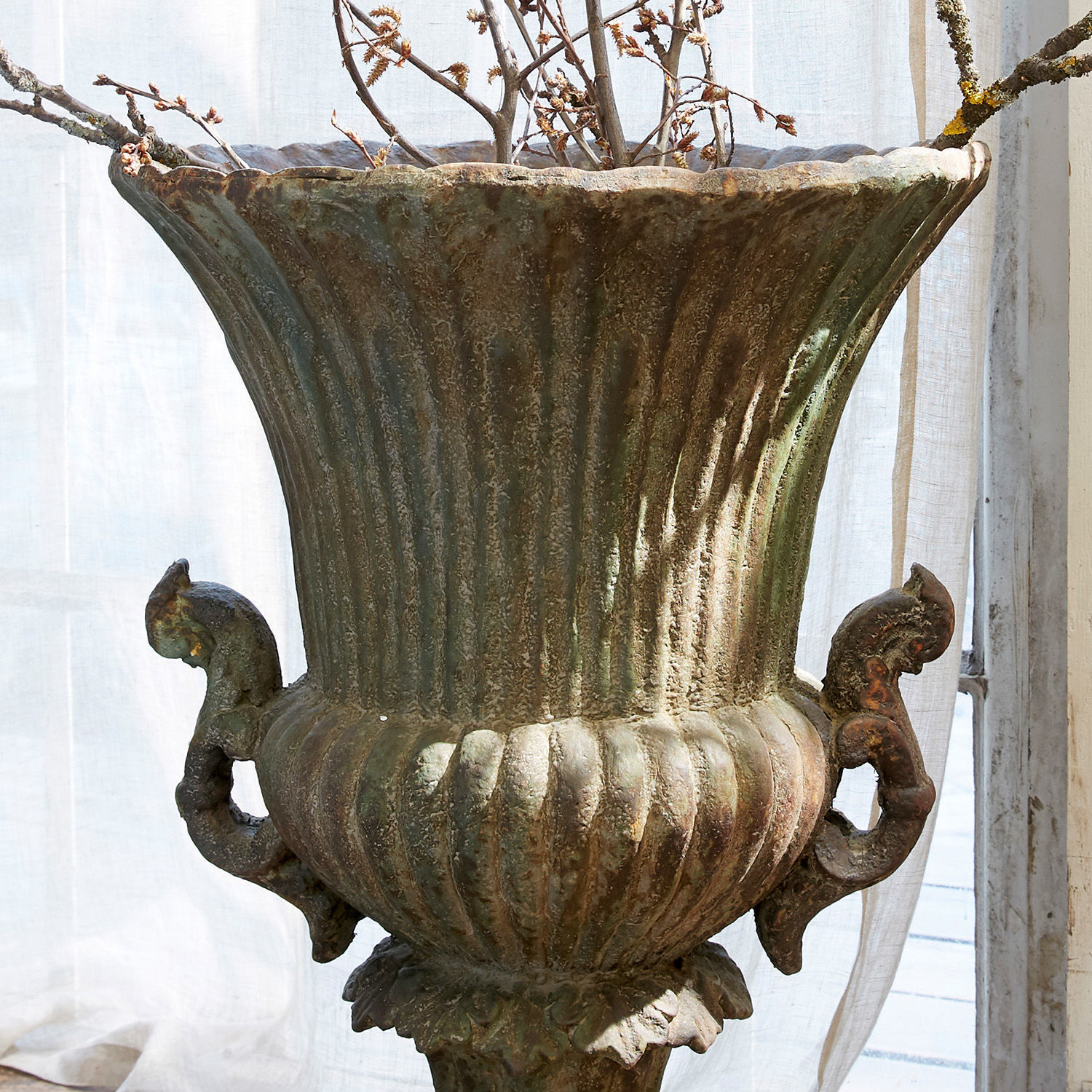 Große dekorative Metallvase in grün-braun mit geschnitzten Griffen und Patina