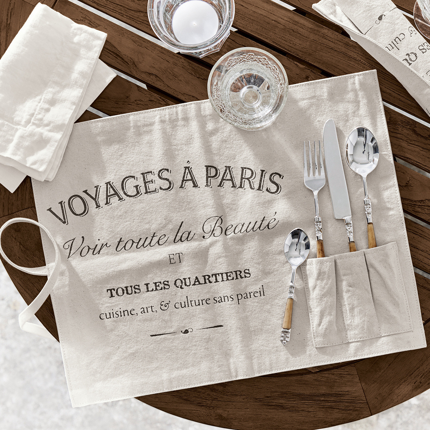 Platzset 2er Set Voyage Beige Leinentischdecke mit französischem Aufdruck und Bestecktaschen auf Holztisch