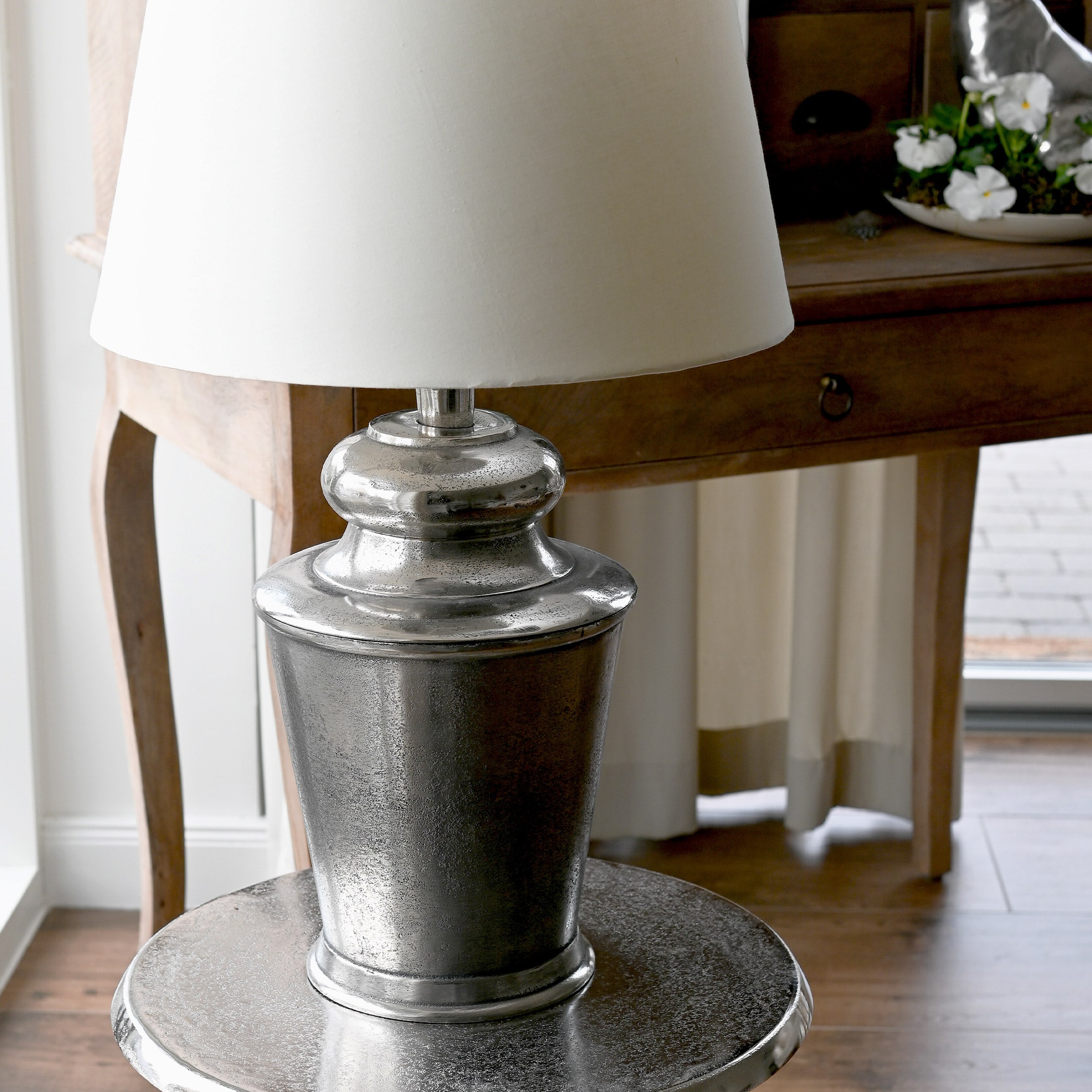 Tischlampe mit silberner Metallbasis und weißem Lampenschirm, Vintage-Wohnaccessoire