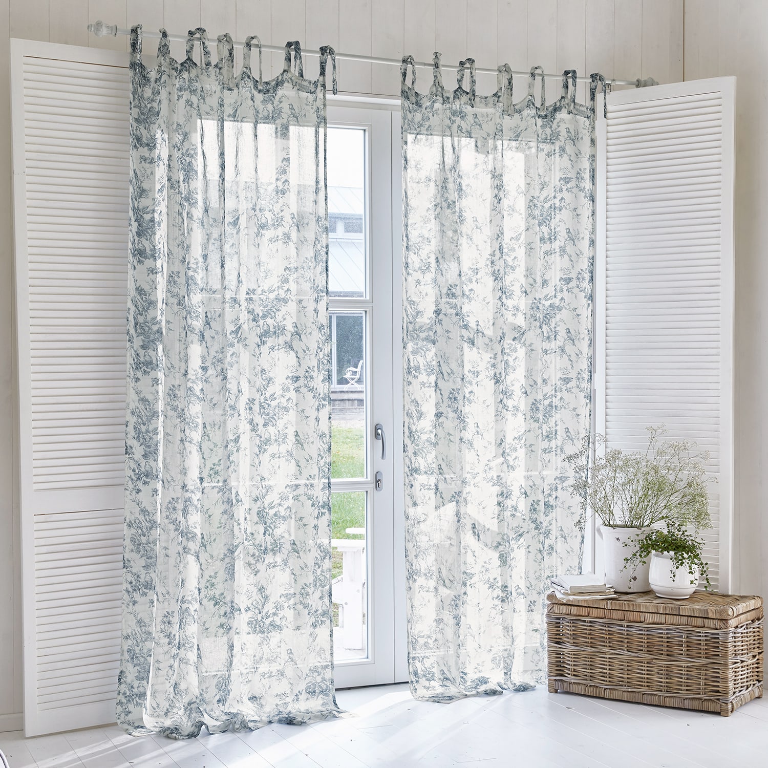 Transparente Vorhänge mit blauem Blumenmuster auf weißem Stoff, leichte Gardinen fürs Wohnzimmer
