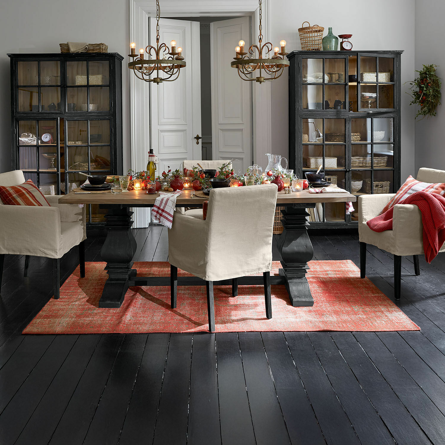 Teppich Yalora Esszimmer mit Holztisch und beigen Stühlen auf rotem Teppich, rustikaler Landhausstil