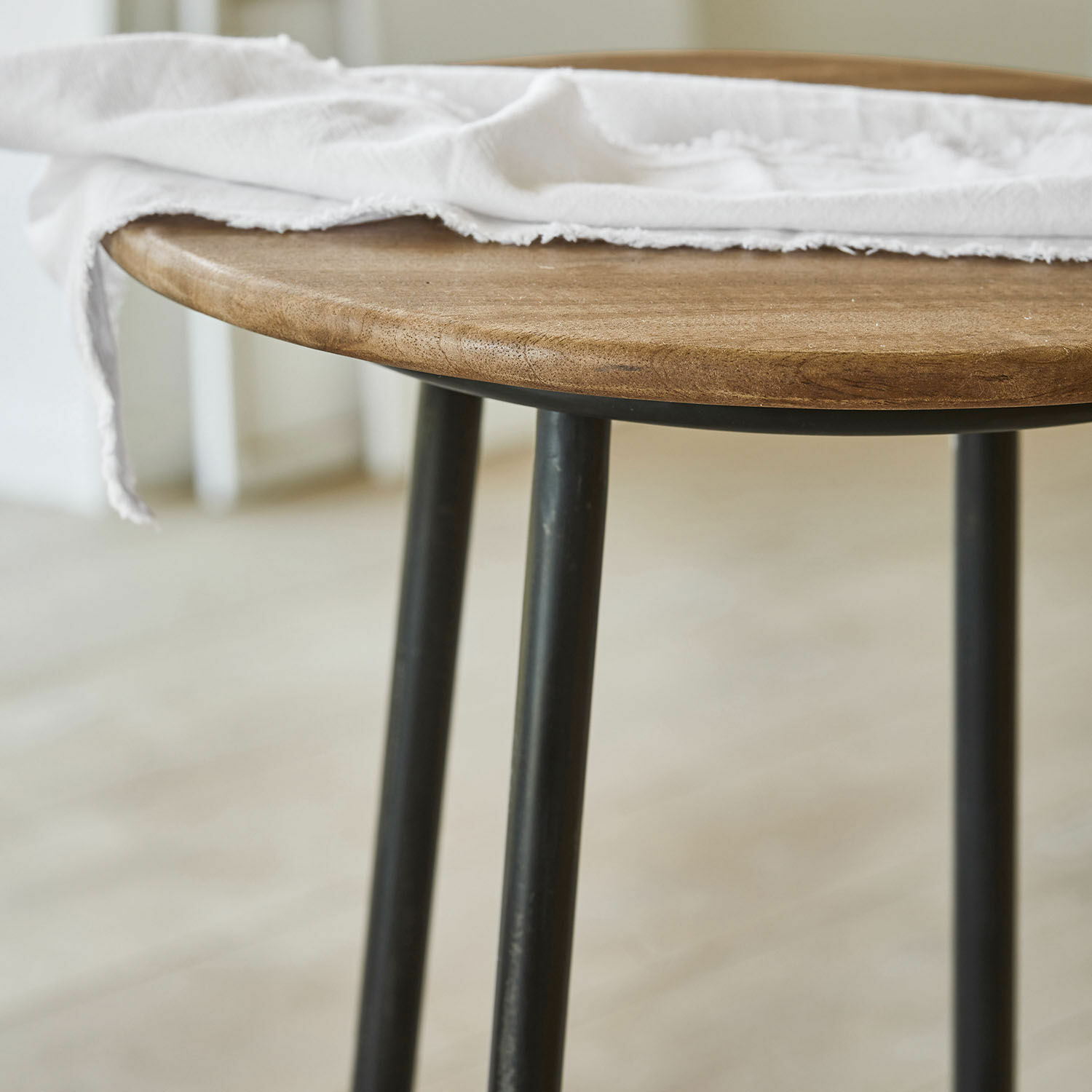 Tisch mit Holzplatte und schwarzen Metallbeinen, moderner Wohnzimmertisch
