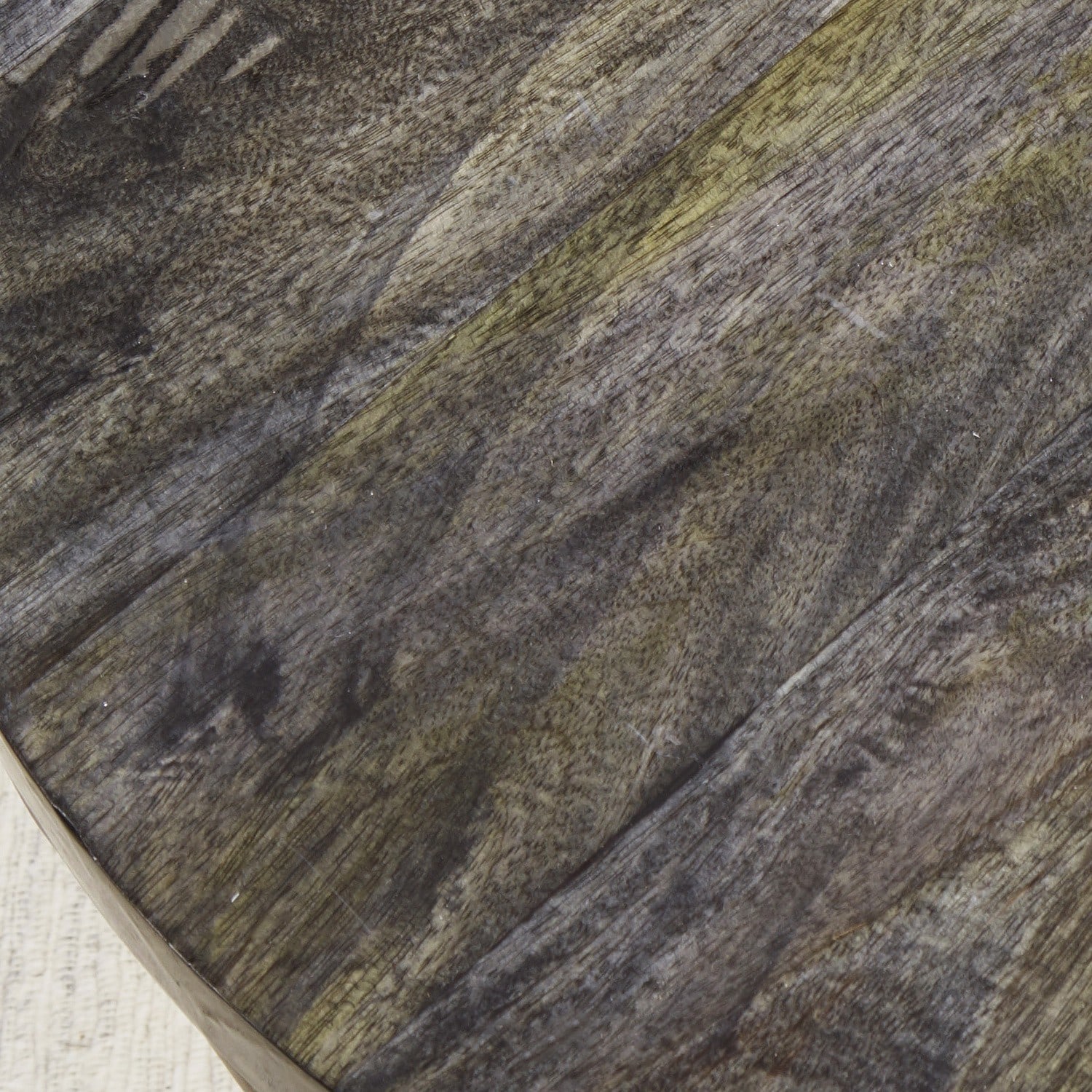 Tischplatte aus Mangoholz in natürlichen Braun- und Grüntönen, rustikales Design fürs Wohnzimmer