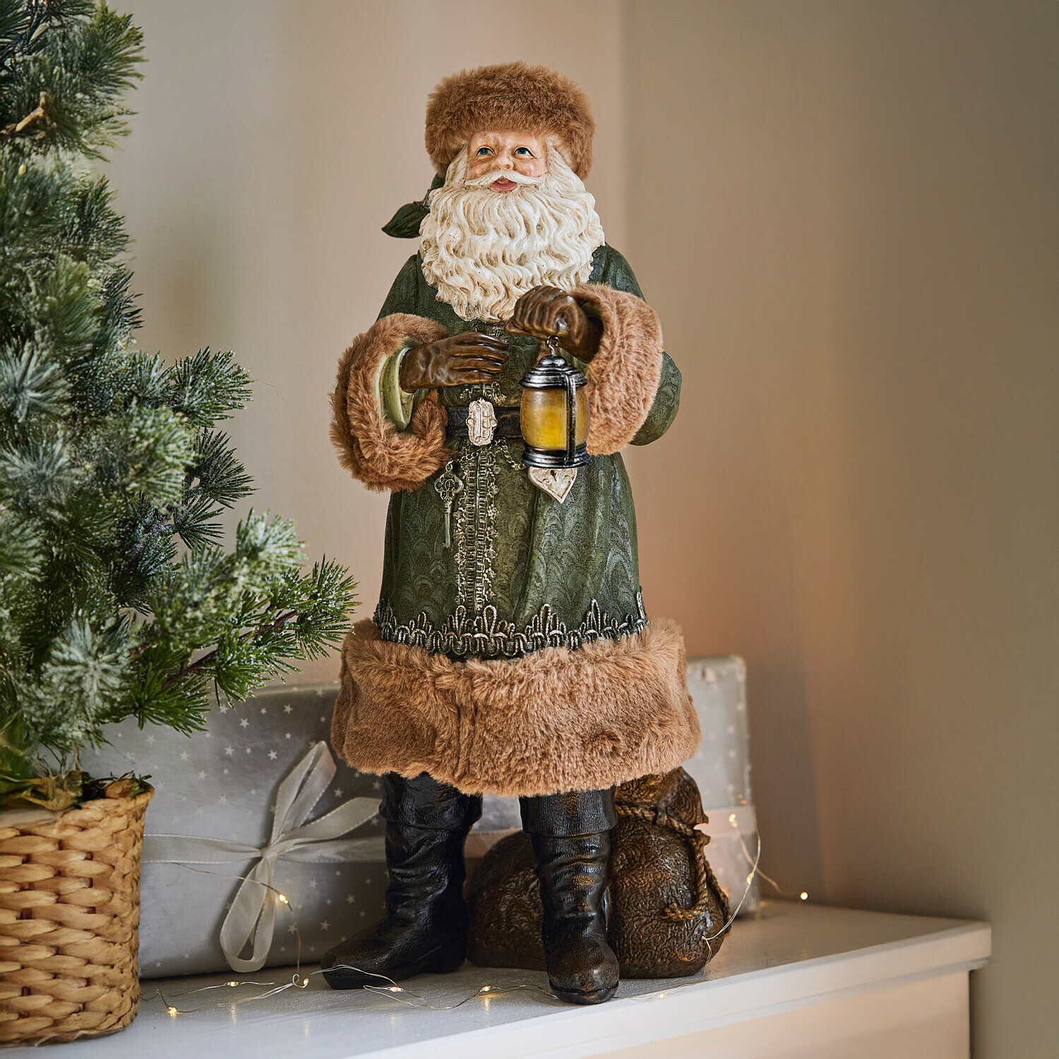 Deko-Weihnachtsmann Eddi Weihnachtsmannfigur mit grünem Mantel und braunem Fellbesatz, festliche Dekoration