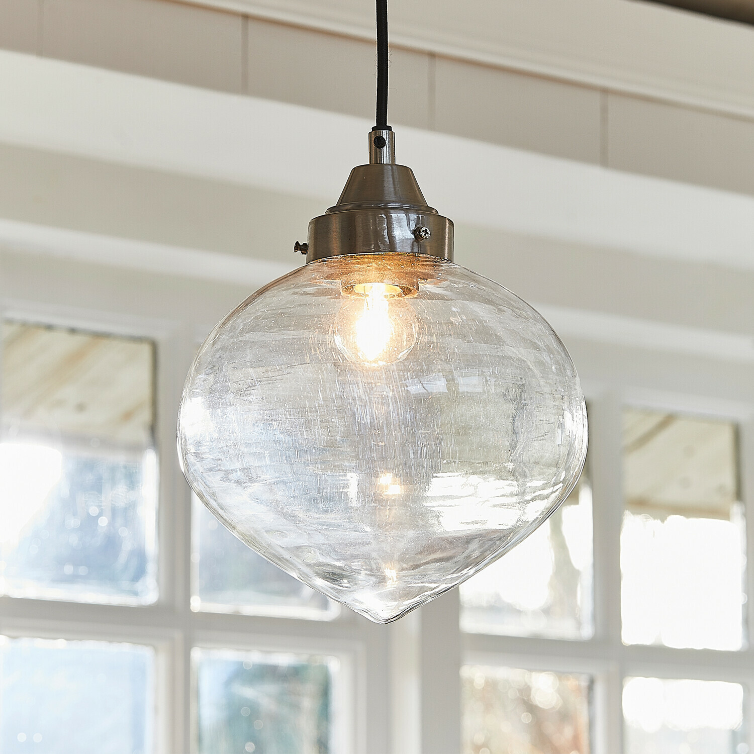 Hängelampe aus klarem Glas mit silbernem Metallhalter, modernes Wohnzimmerlicht