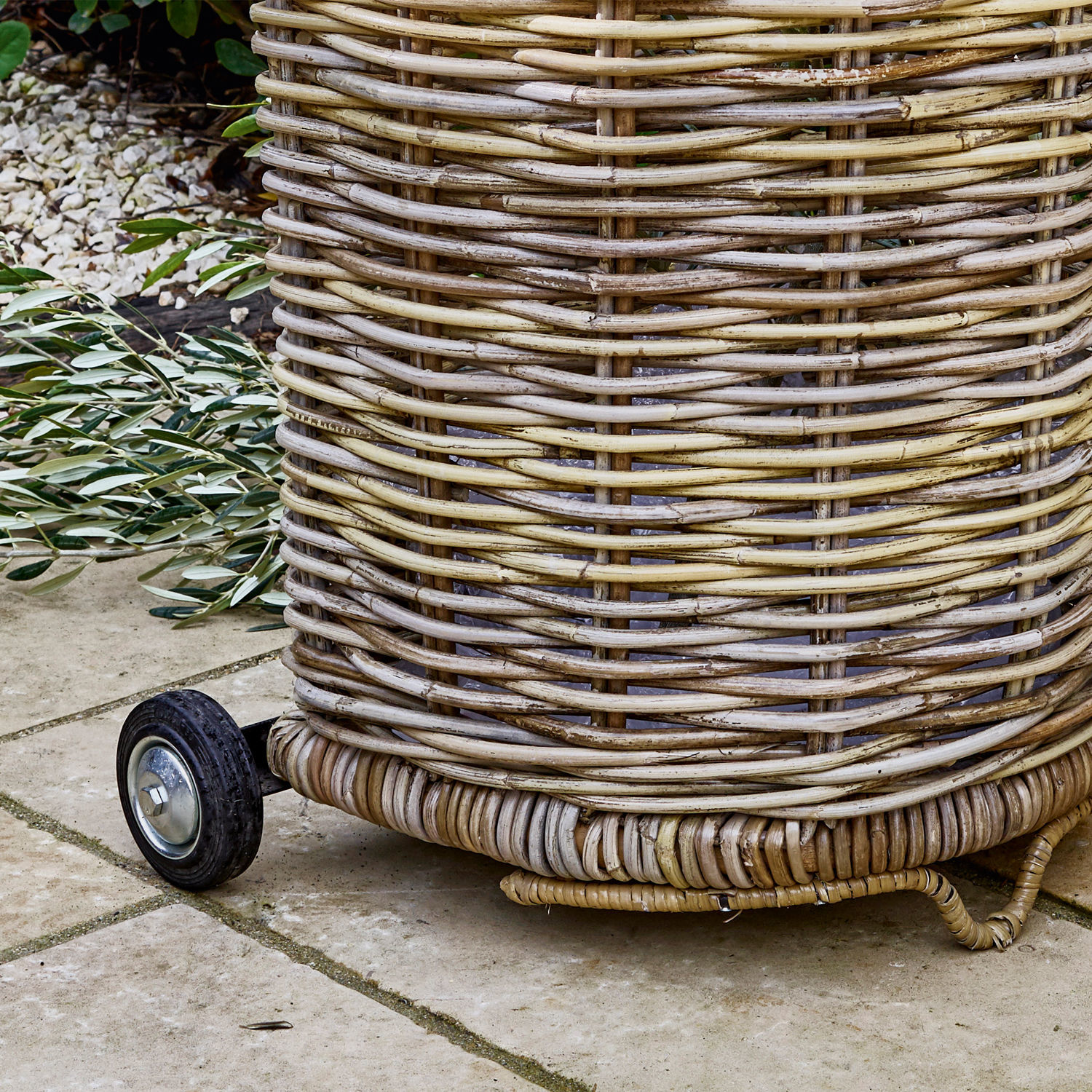 Natürlicher Korb aus Rattan in Beige mit Rollen, ideal zur Aufbewahrung und im Garten