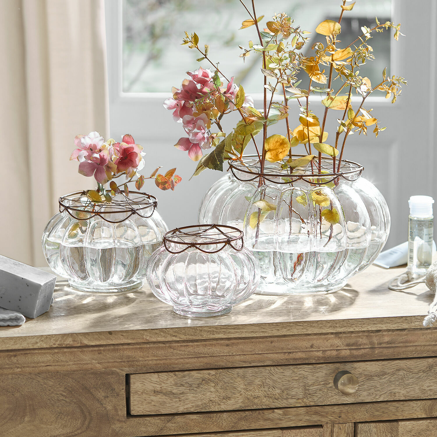 Vase 3er Set Xyphine Set aus drei transparenten Glasvasen mit Metallringen und Blumen, Tischdekoration