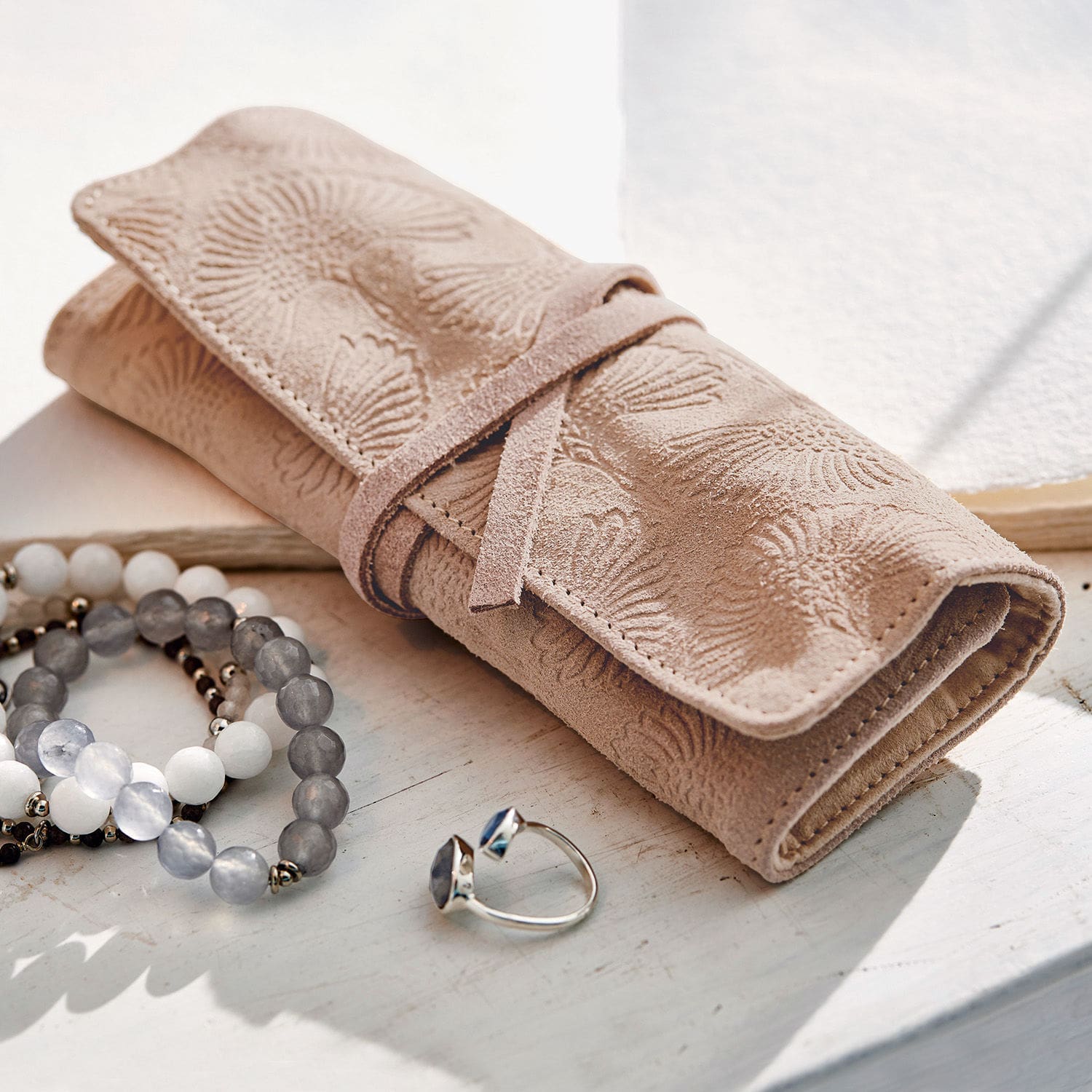 Beiges Wildleder-Etui mit Prägung und Bindeband, geeignet zur Aufbewahrung von Schmuck