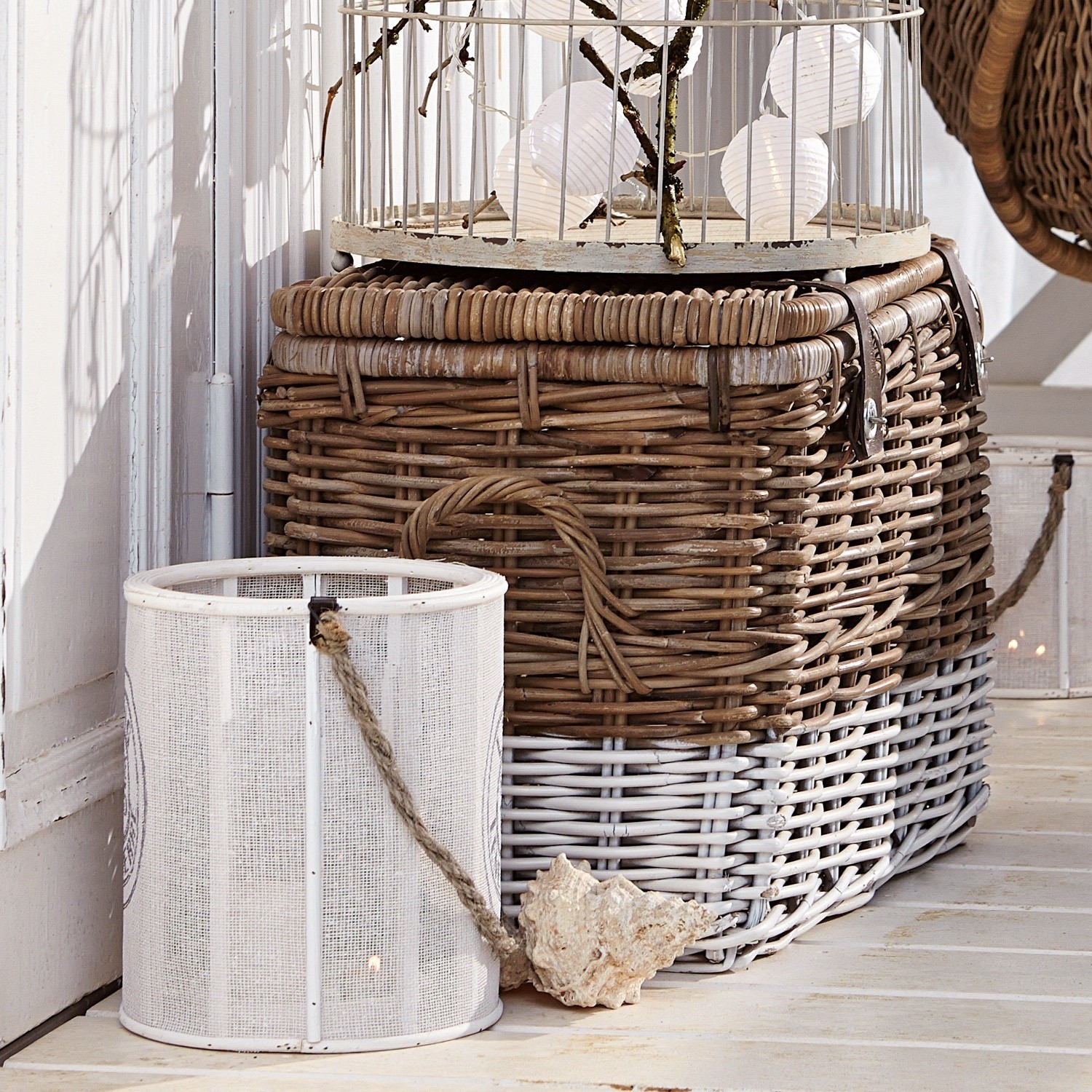Weiß-brauner Korb aus Rattan mit Kordelgriff und Muscheldekor im rustikalen Stil