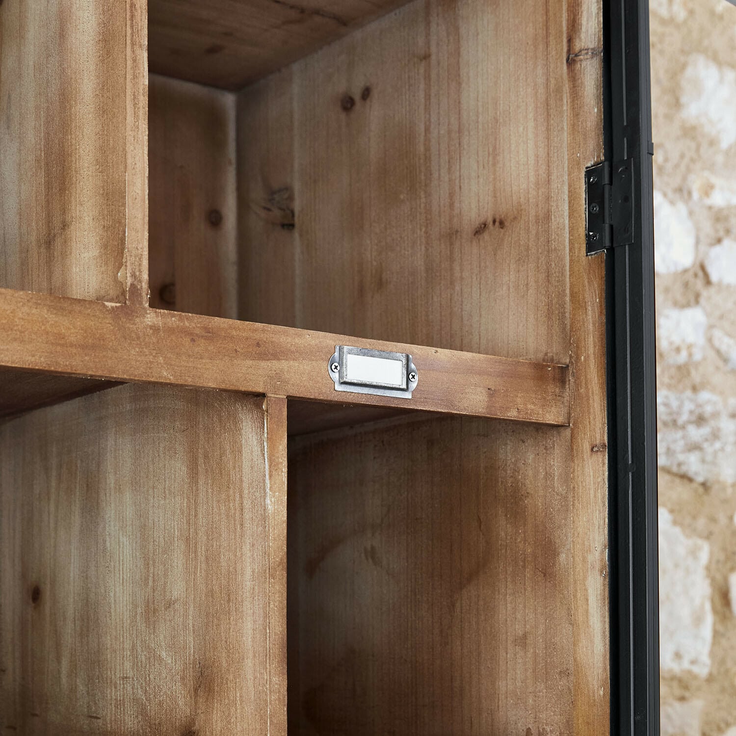 Holzregal mit Metalletikett und schwarzem Scharnier, naturfarbene Holzoberfläche