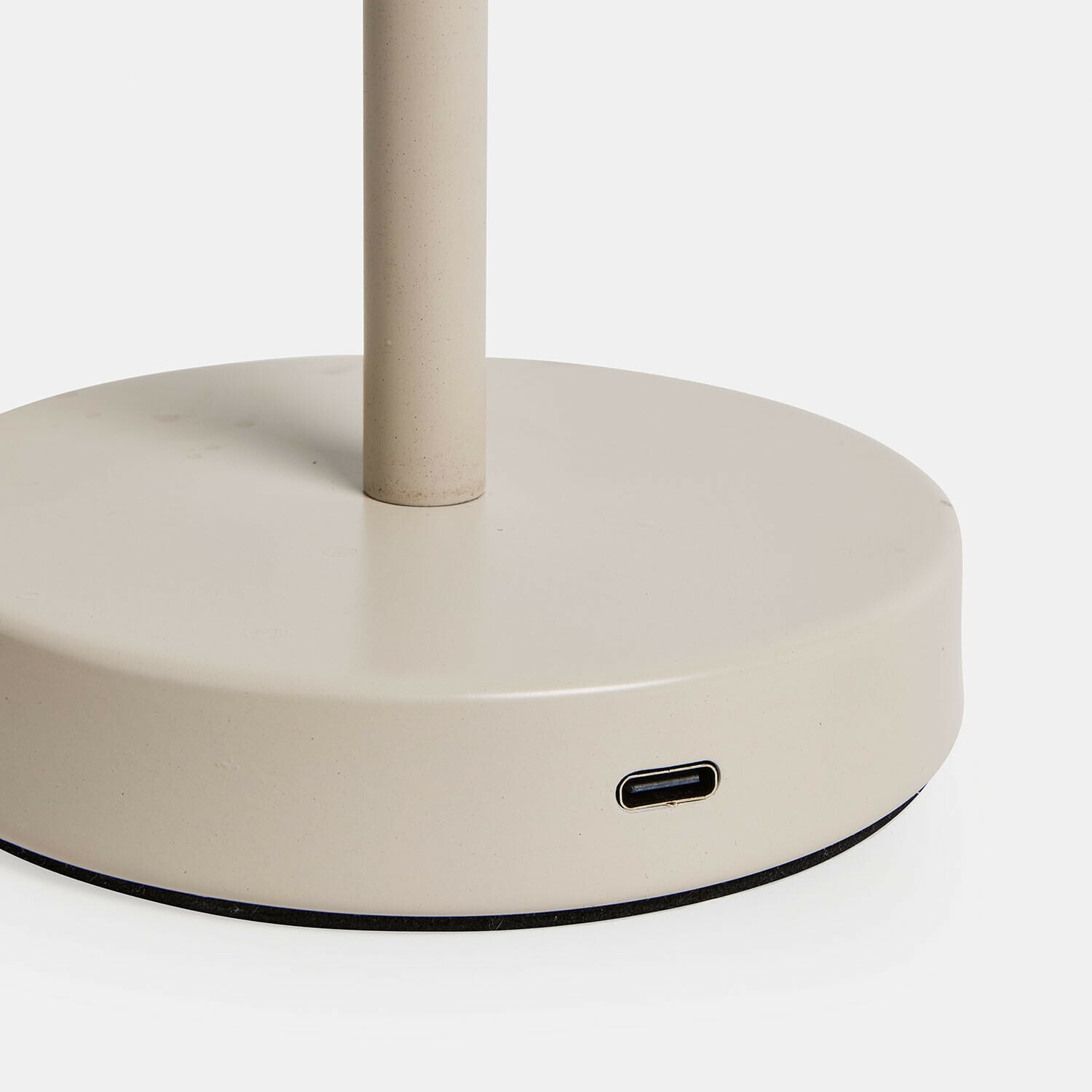 Beige Metalllampenfuß mit USB-C-Anschluss zum Laden von elektronischen Geräten