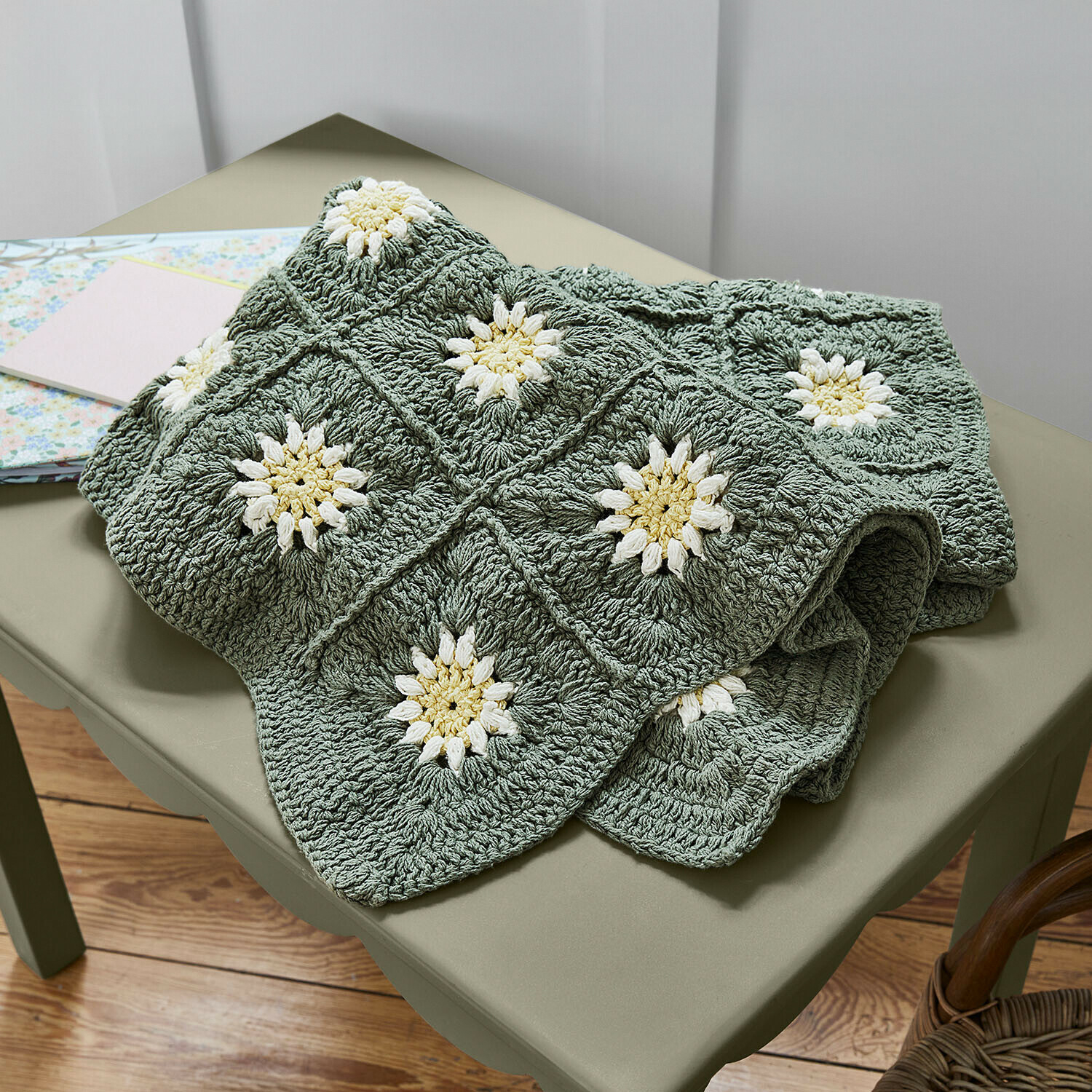 Plaid Poppeline, Puur katoen, Ideaal als cadeau, Met de hand gehaakt in groen/geel/wit