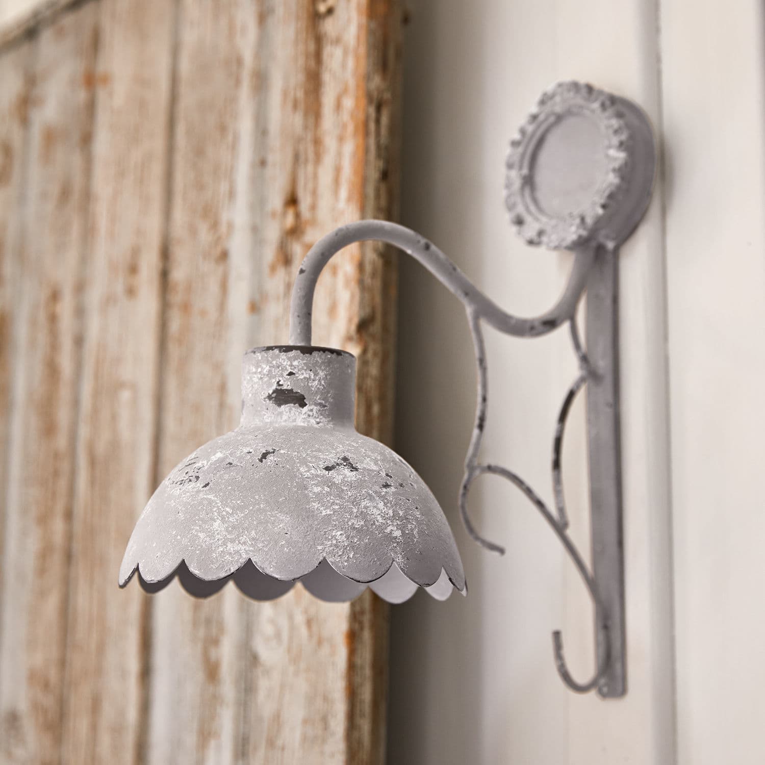 Applique Givre, Détails travaillés à la main, Patine à l’ancienne, Style intemporel avec une touche florale en crème vieilli
