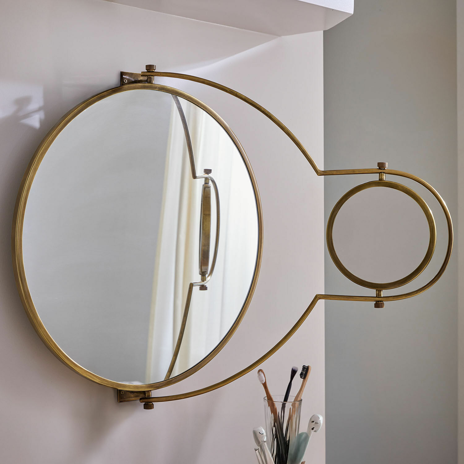 Specchio Dornleigh, Piccolo specchio d'ingrandimento regolabile, Acciaio inox con finitura oro antico, Due superfici a specchio in una in ottone 