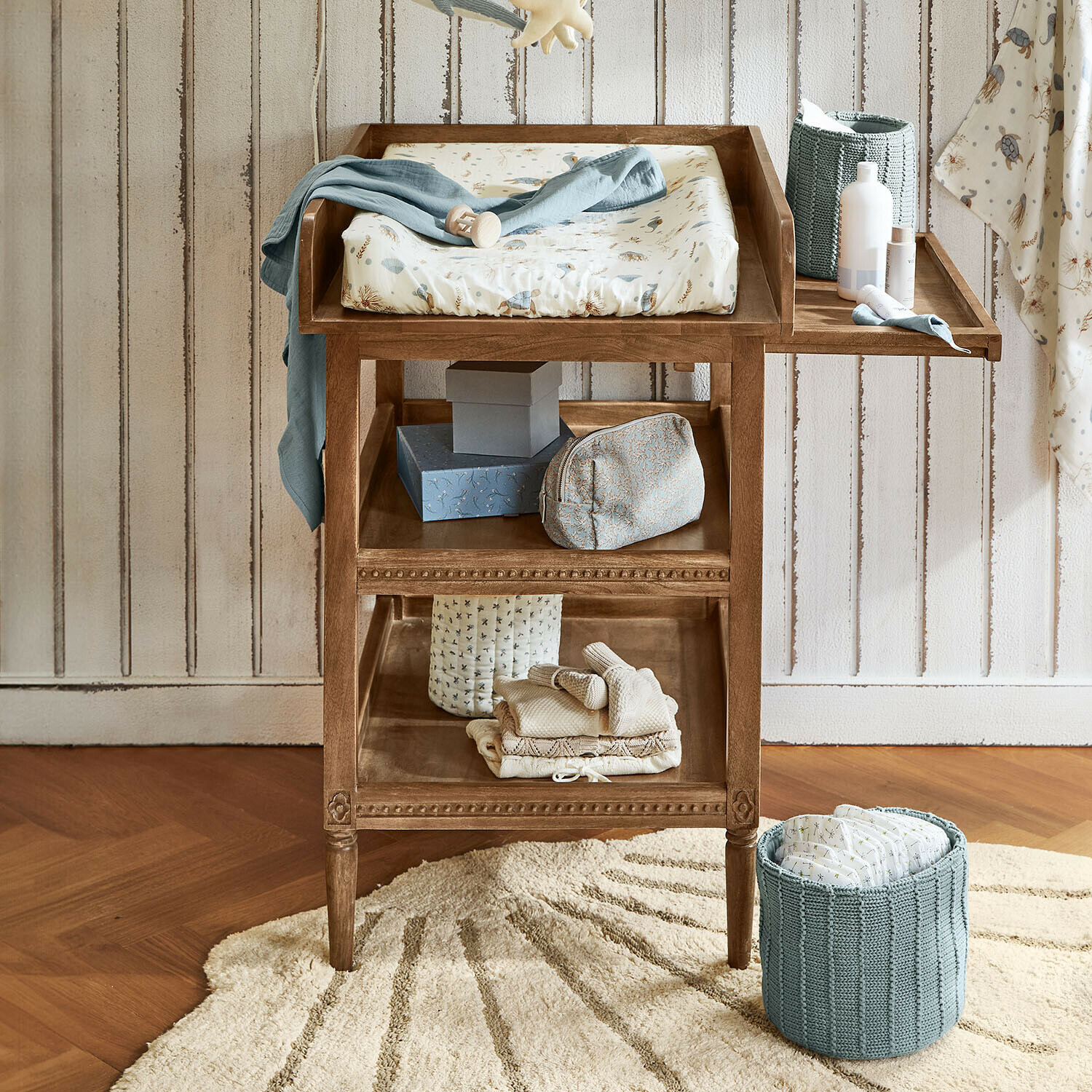 Fasciatoio Bellouvre, Ripiano laterale allungabile, Legno di mango naturale, Bordi decorati ricchi di dettagli in marrone