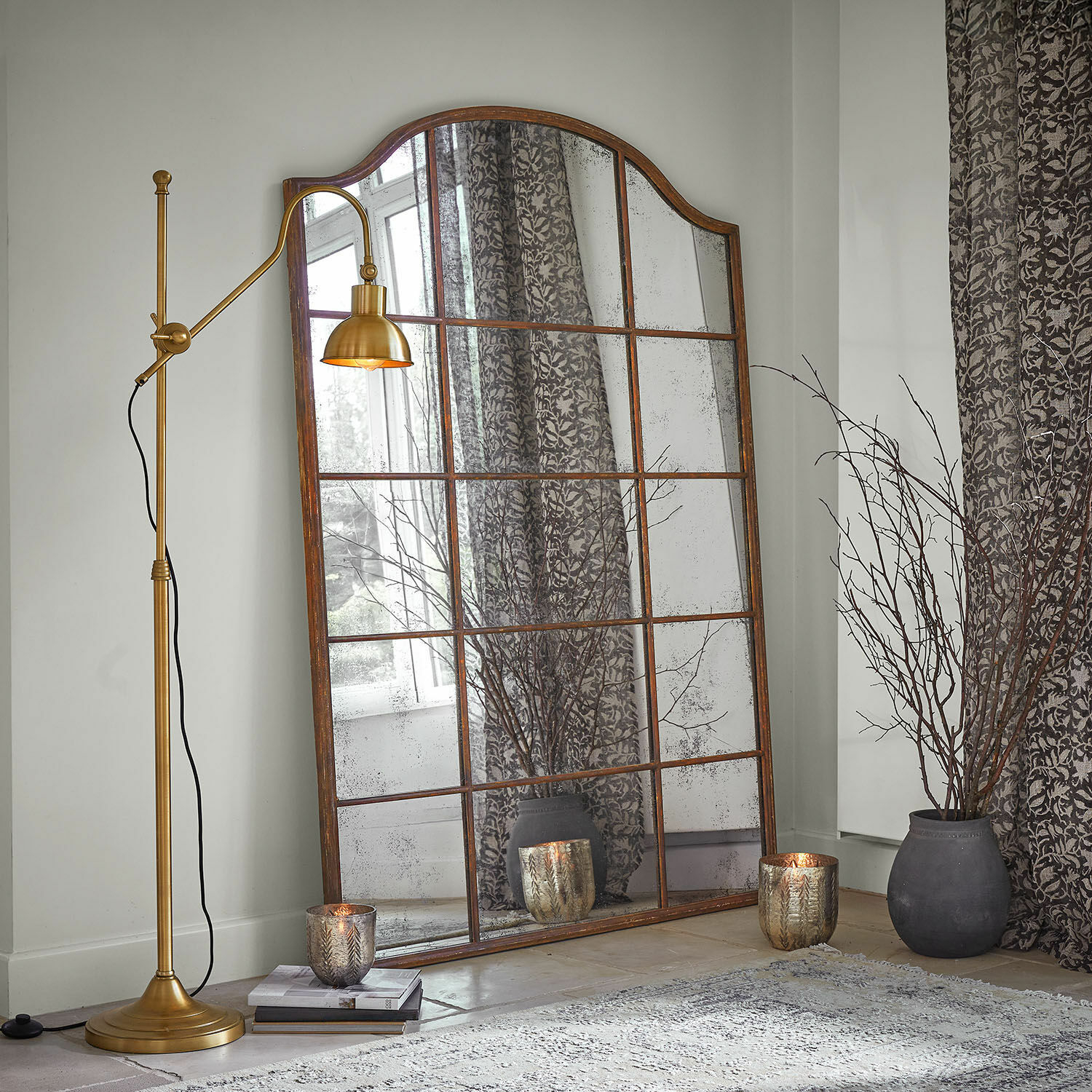 Specchio Aimorie, Superficie a specchio anticata, Cornice in ferro effetto finestra, Finitura marrone antico in marrone antico