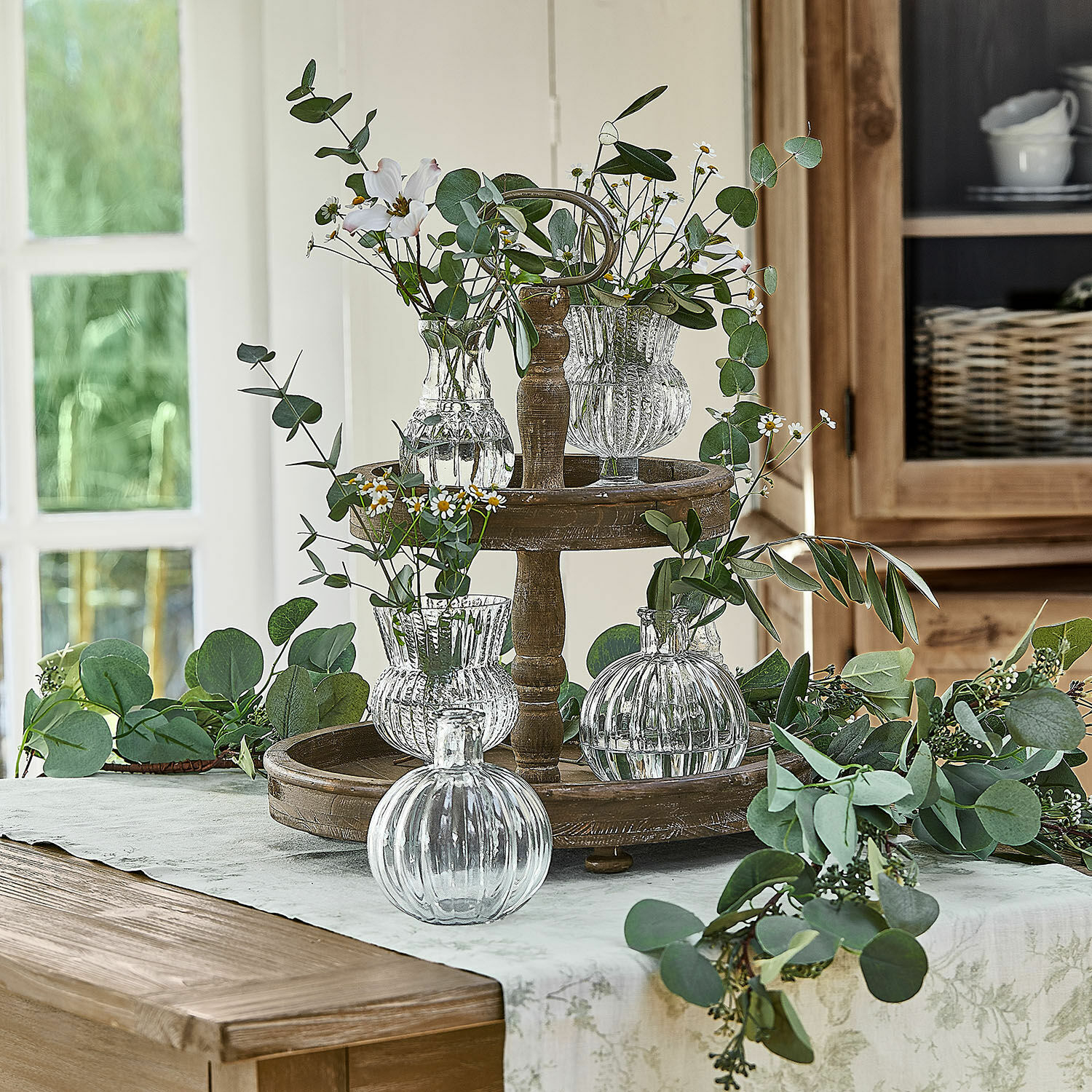 Etagere Amboise, Natürlich gemasertes Tannenholz, Gedrechselte Stange mit Eisengriff, Schmuckvolle Füßchen in braun