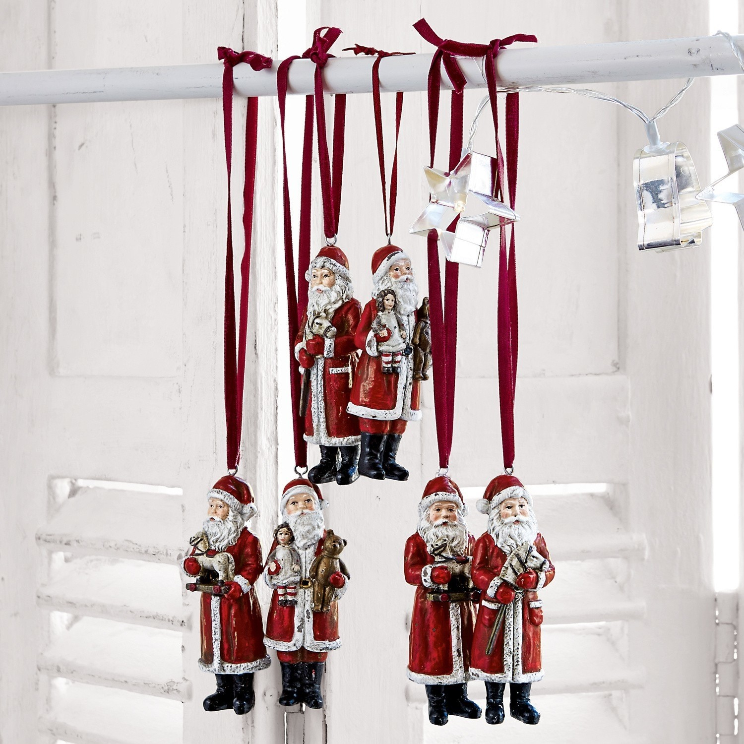 Lot de 6 Pères Noël Corvin, Artisanat raffiné, Design classique, en polyrésine, Pour une couronne, un sapin ou pour décorer vos cadeaux en rouge