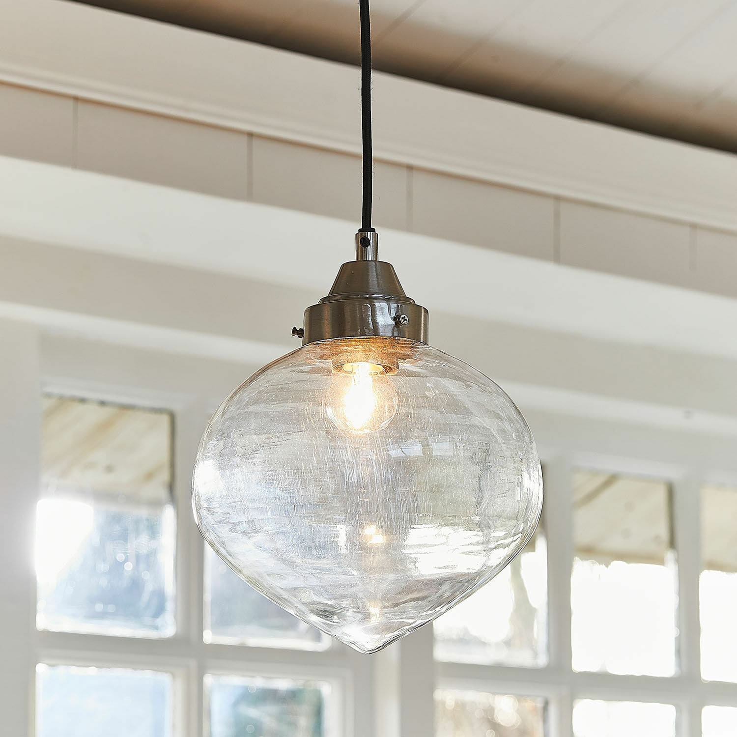 Hängelampe Lunariello, Mundgeblasener Glasschirm, Eisenelemente mit Antiksilber-Finish, Harmonische Lichtverteilung in klar/silber
