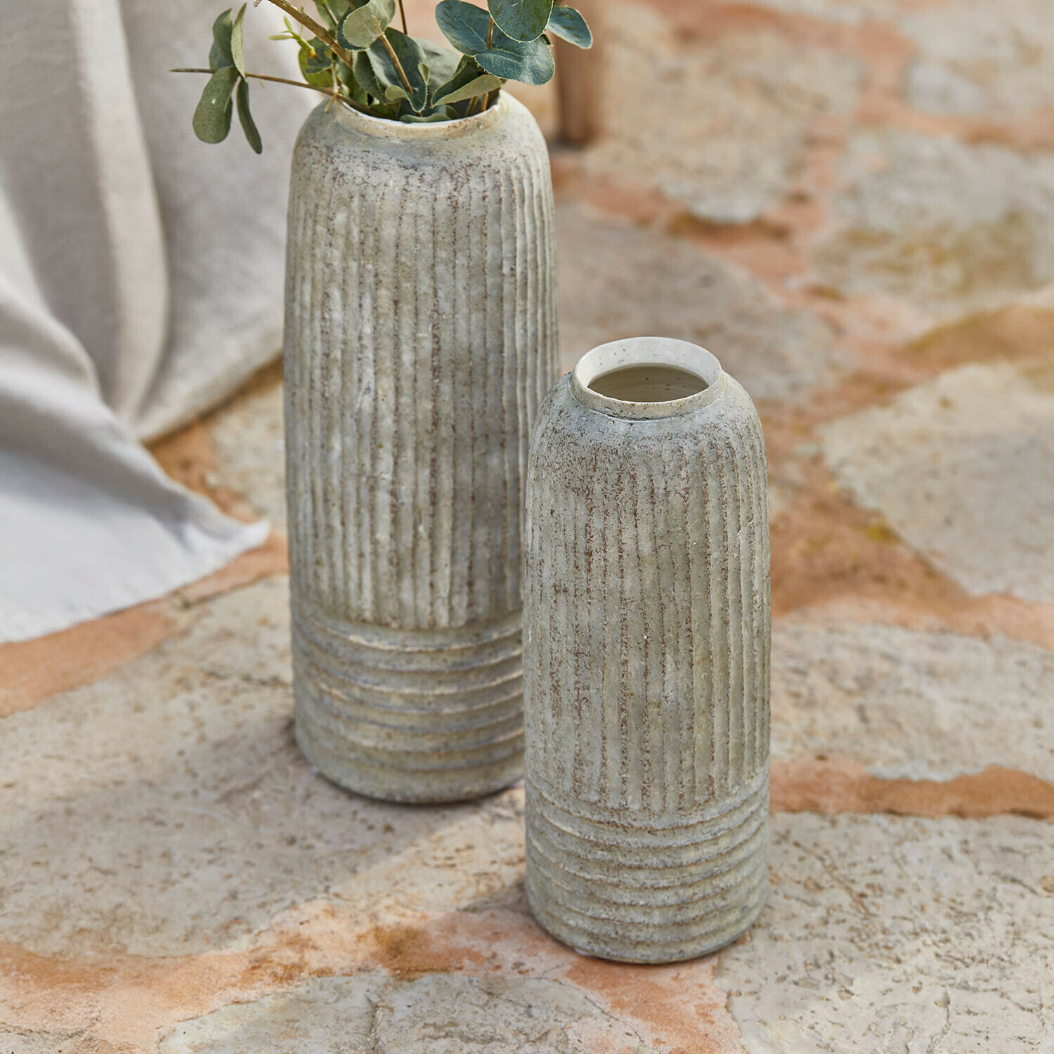 Vaas set van 2 Bellonas, Steengoed, Groeven met mooie textuur, Ook mooi zonder bloemen in grijs