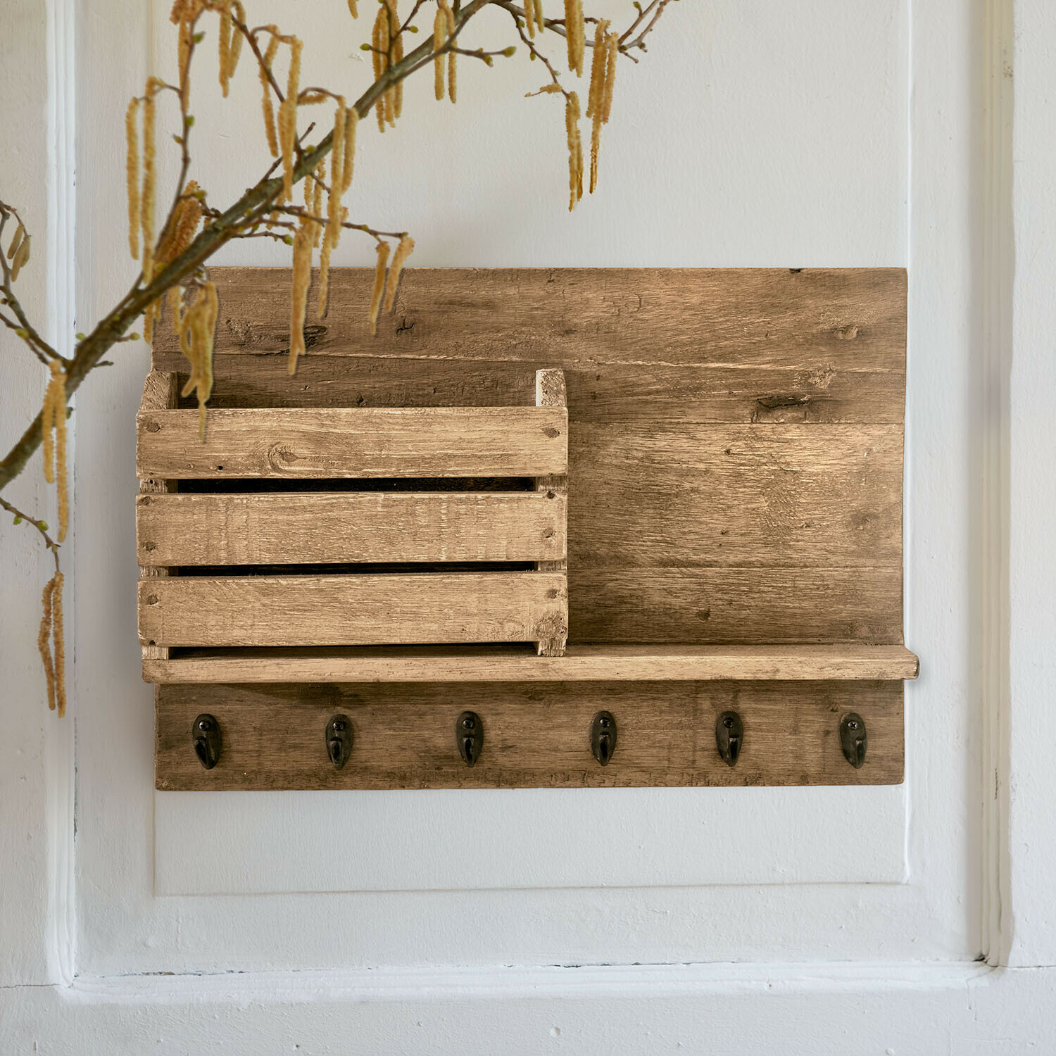 Portaoggetti da parete Turell, Venature del legno visibili, Pregiato legno di mogano, Ripiano spazioso e ganci in marrone