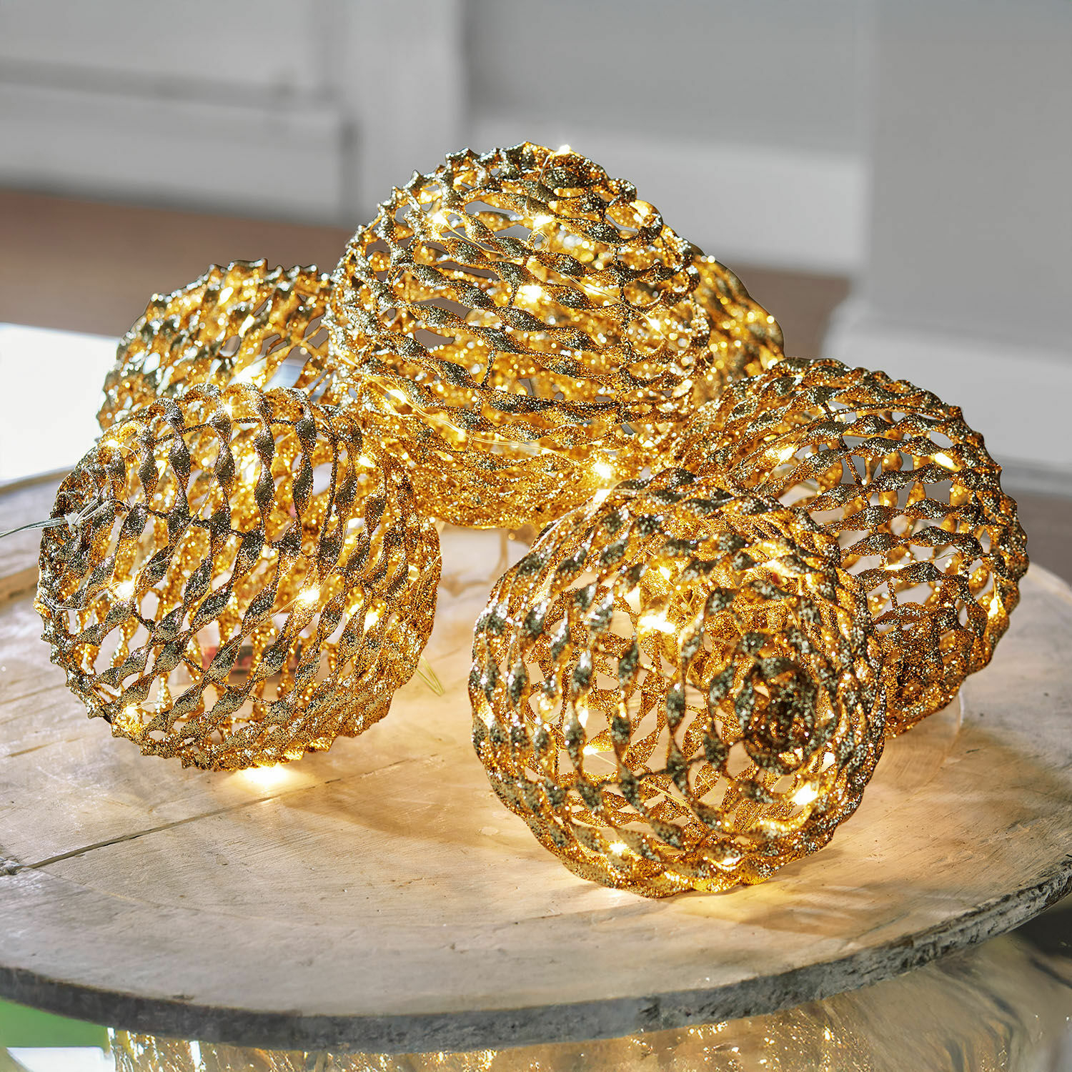 Lot de 6 boules lumineuses à LED Serivane, 6 boules avec respectivement 15 LED, Finition pailletée, Chaque boule peut aussi être utilisée seule en 