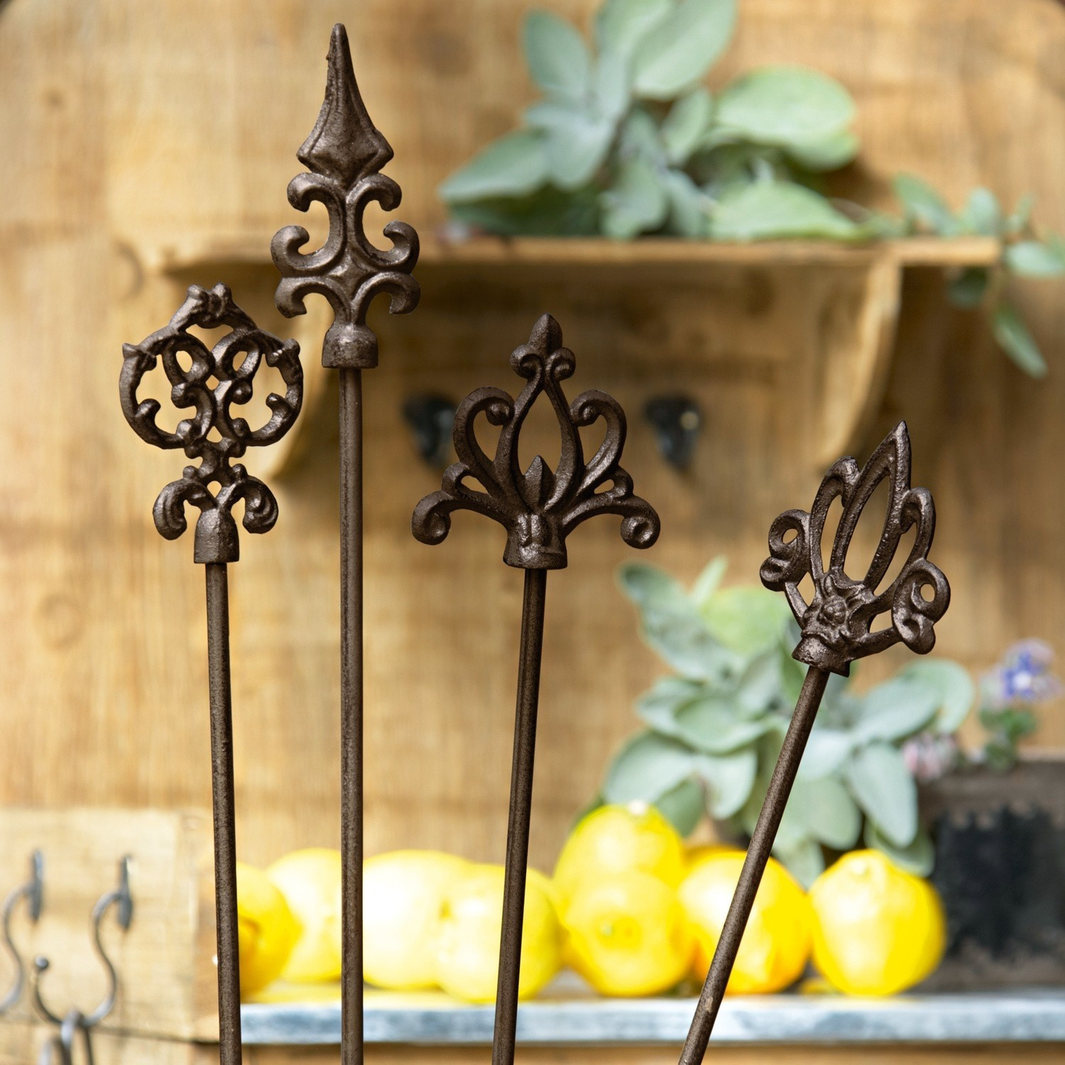 Set de 4 estacas para rosas Baton | marrón envejecido | Alto aprox. 100 cm Set de 4 estacas para rosas Baton | marrón envejecido | Alto aprox. 100 cm