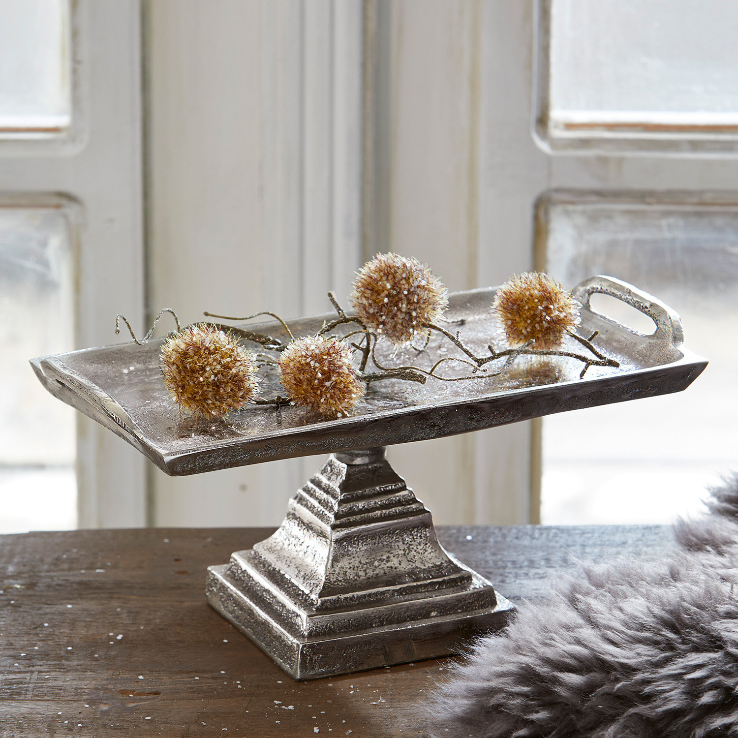 Etagère Samson, Van antiek verfijnd aluminium, Met twee grepen en voet, Een sieraad voor elke tafel in zilverkleurig