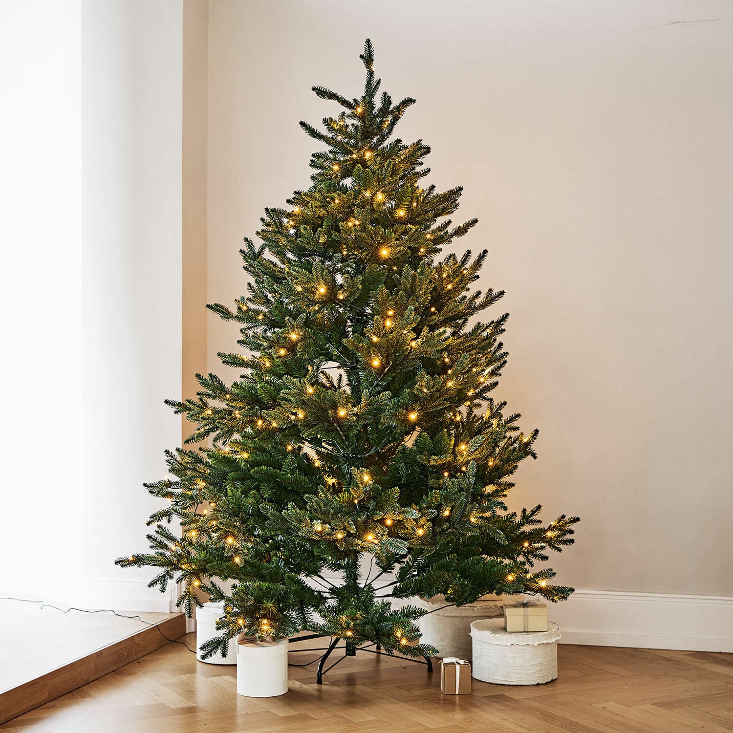 Weihnachtsbaum Franck, Naturgetreu gestaltete Tannennadeln, Mit 290 warmweißen LED-Lichtern, Nachhaltig & langlebig in grün