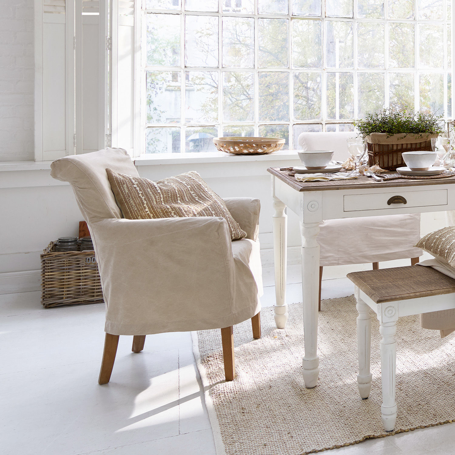 Stoel Amherst, Solide basisframe van eiken, Met afneem- en wasbare hoes, Elegant design in beige