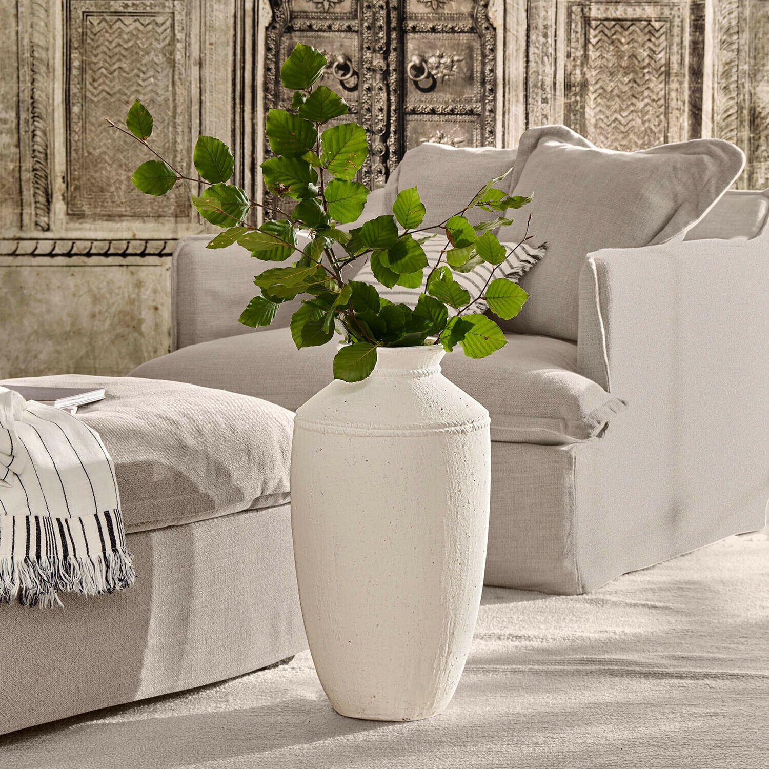 Vaas Niverana, Mat terracotta oppervlak, Krijtachtige textuur, Mediterrane lichtheid in antiekwit