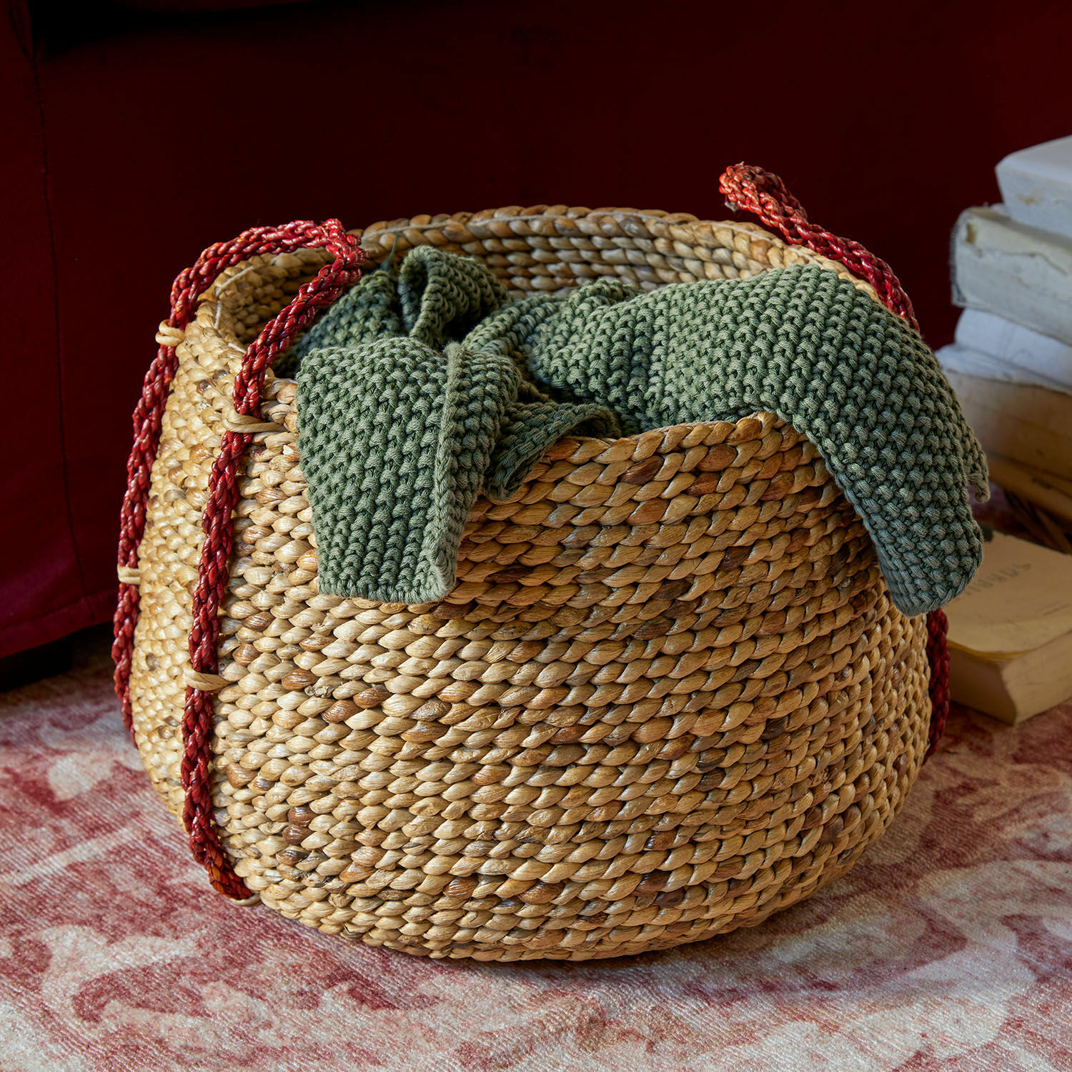 Panier Cilovar, En jacinthe d’eau et zostère., Matières purement naturelles, Un panier tressé classique avec une touche de couleur en marron/bordeaux