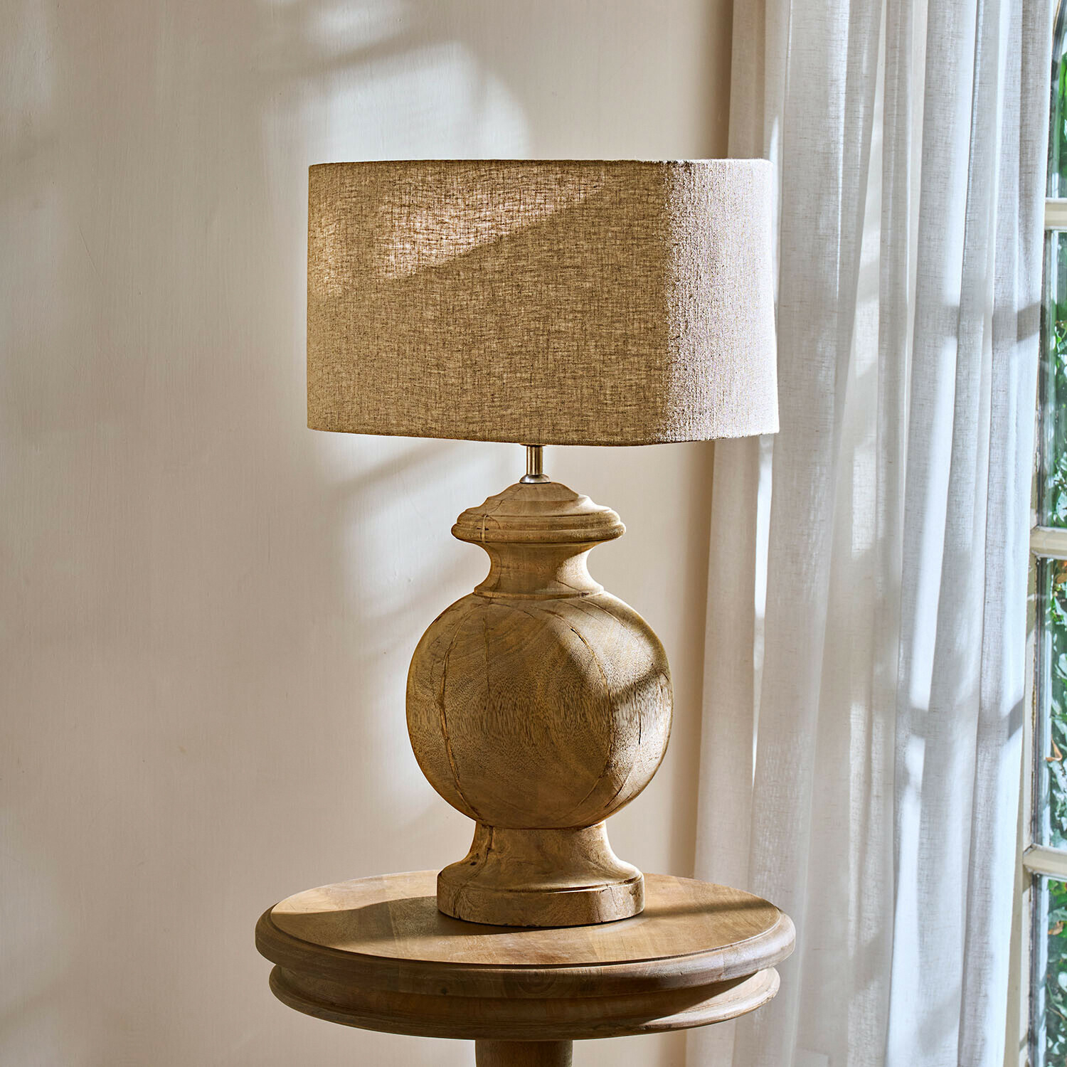 Lampe à poser Everholt, Abat-jour en lin, Veinge naturel du bois, Lumière douce en beige/marron