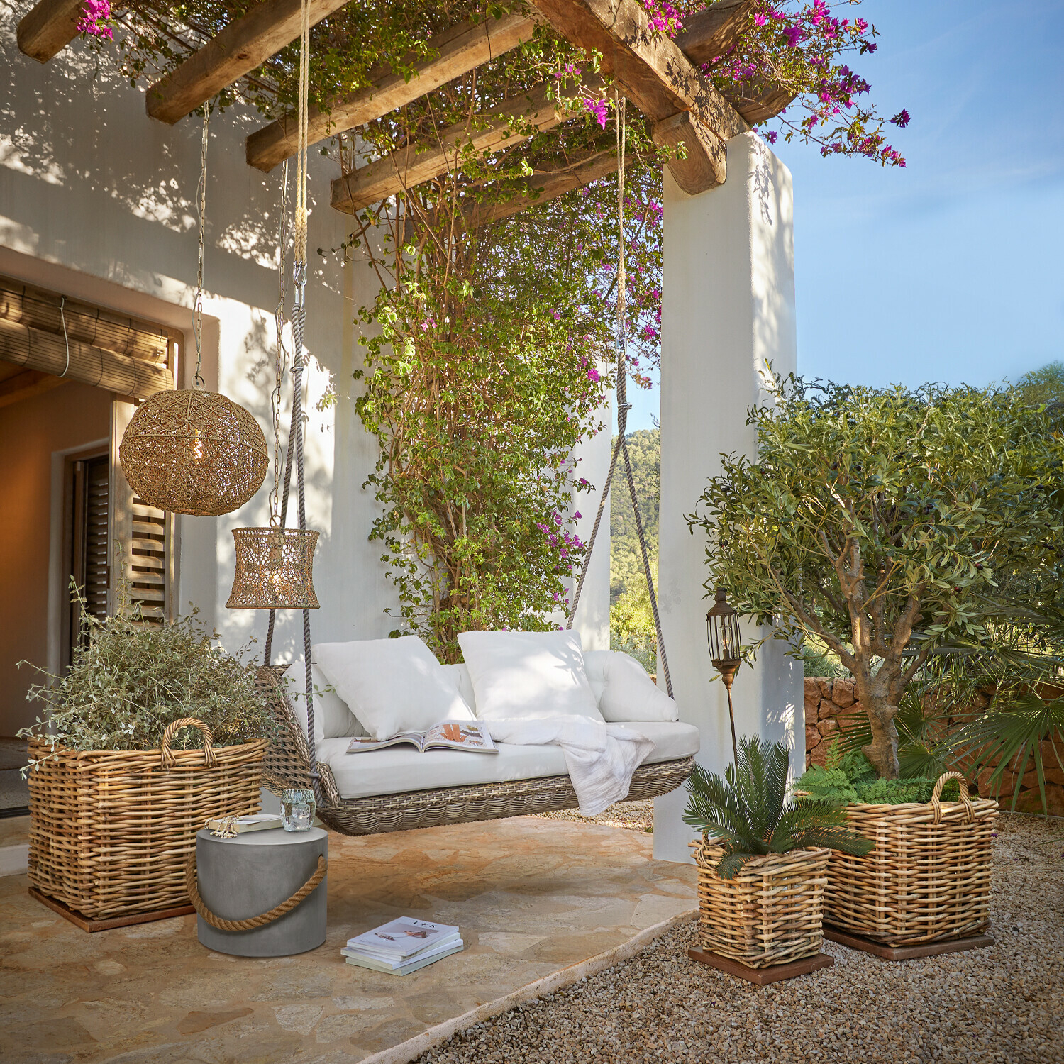 Hangbank Pontrieux, Weerbestendig frame in rotanlook, Incl. gestoffeerd zit- en rugkussen en twee sierkussens, Slijtvaste kussenhoezen met een extra 