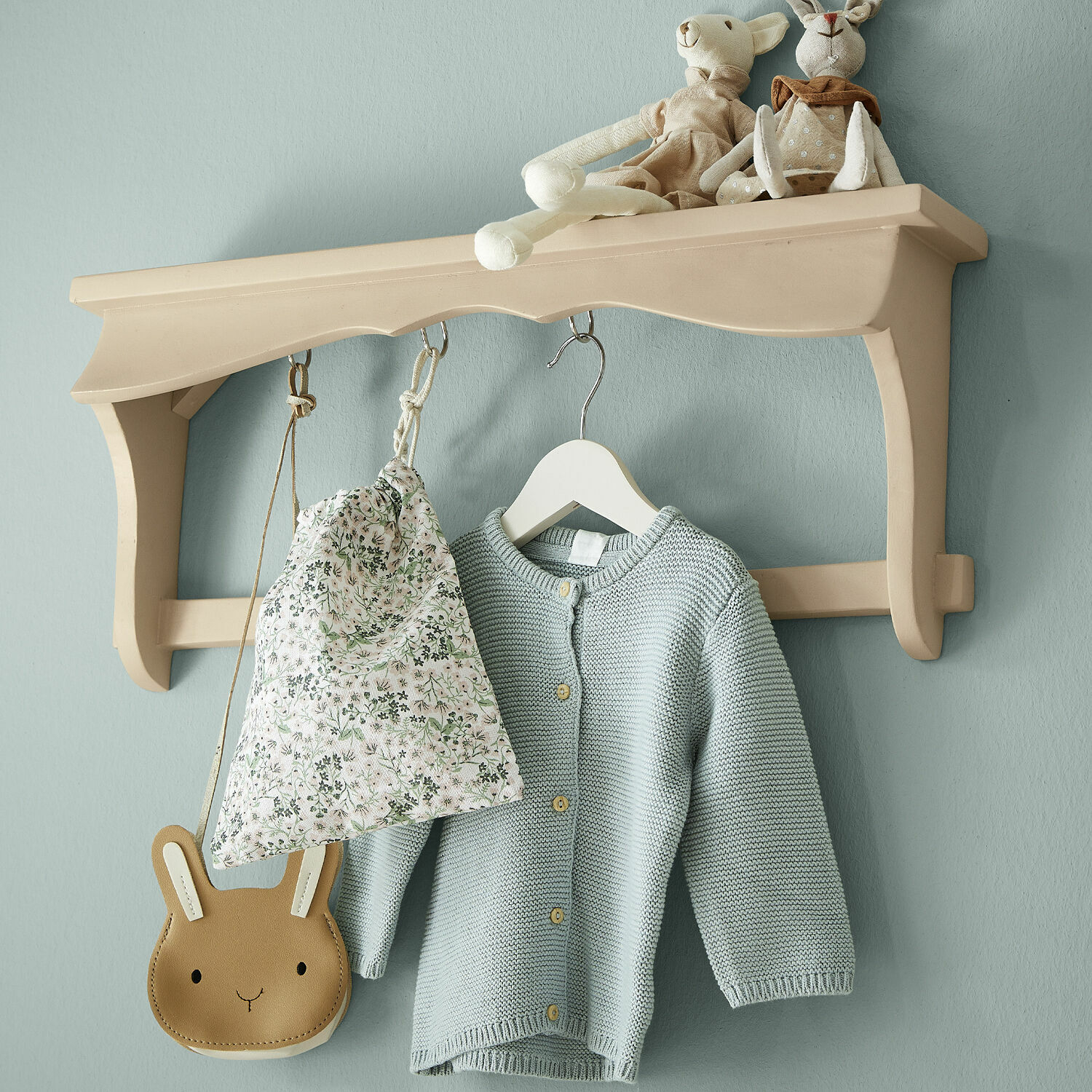Étagère murale Aiguillon, Bois de manguier avec crochets en métal, Largeur compacte, Pour la chambre d’enfant ou l’entrée en beige