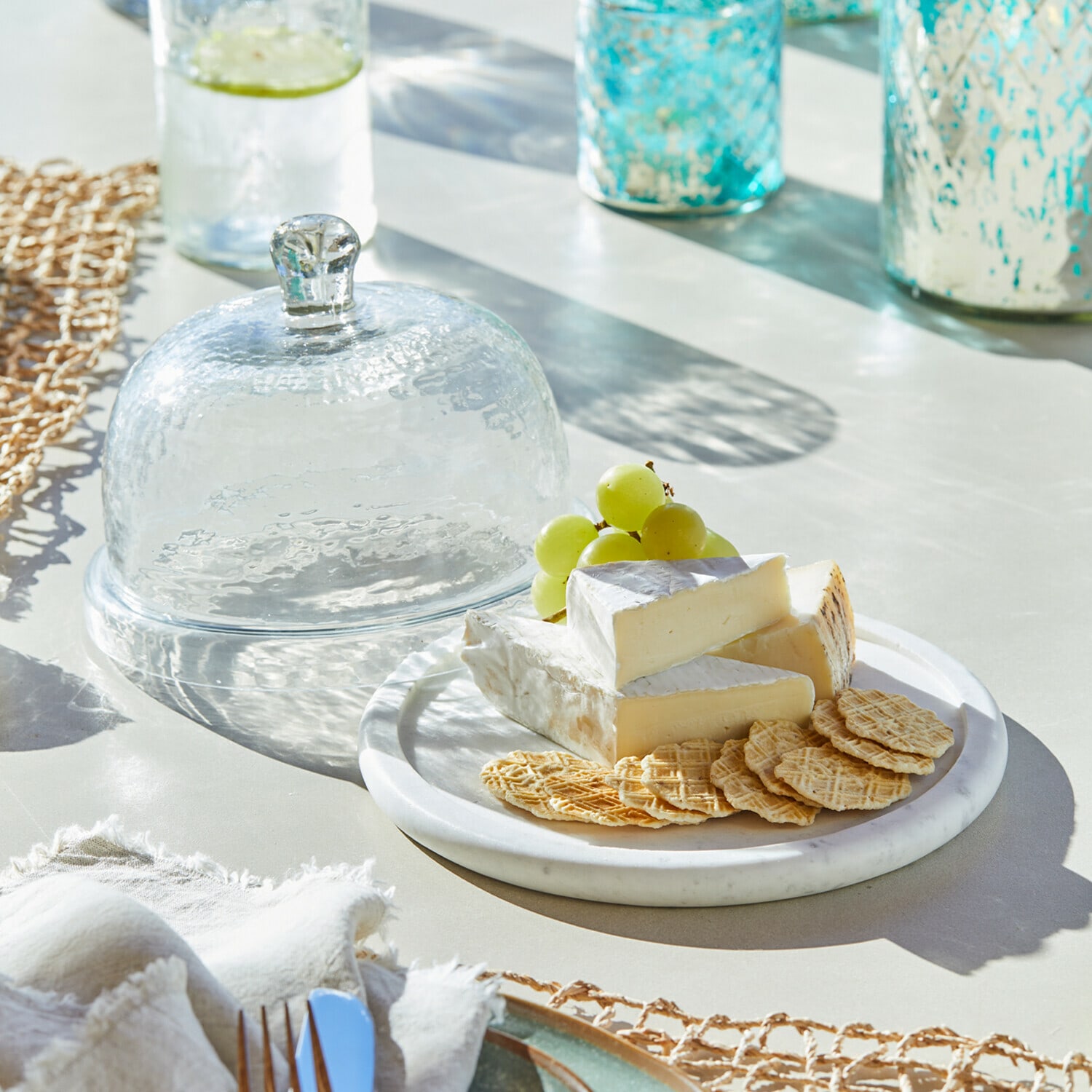 Loberon Patera ze szklanym kloszem Barnsdale, Szkło dmuchane, Unikalny marmurowy cokół, Na produkty spożywcze i dekoracje in przezroczysty/biały