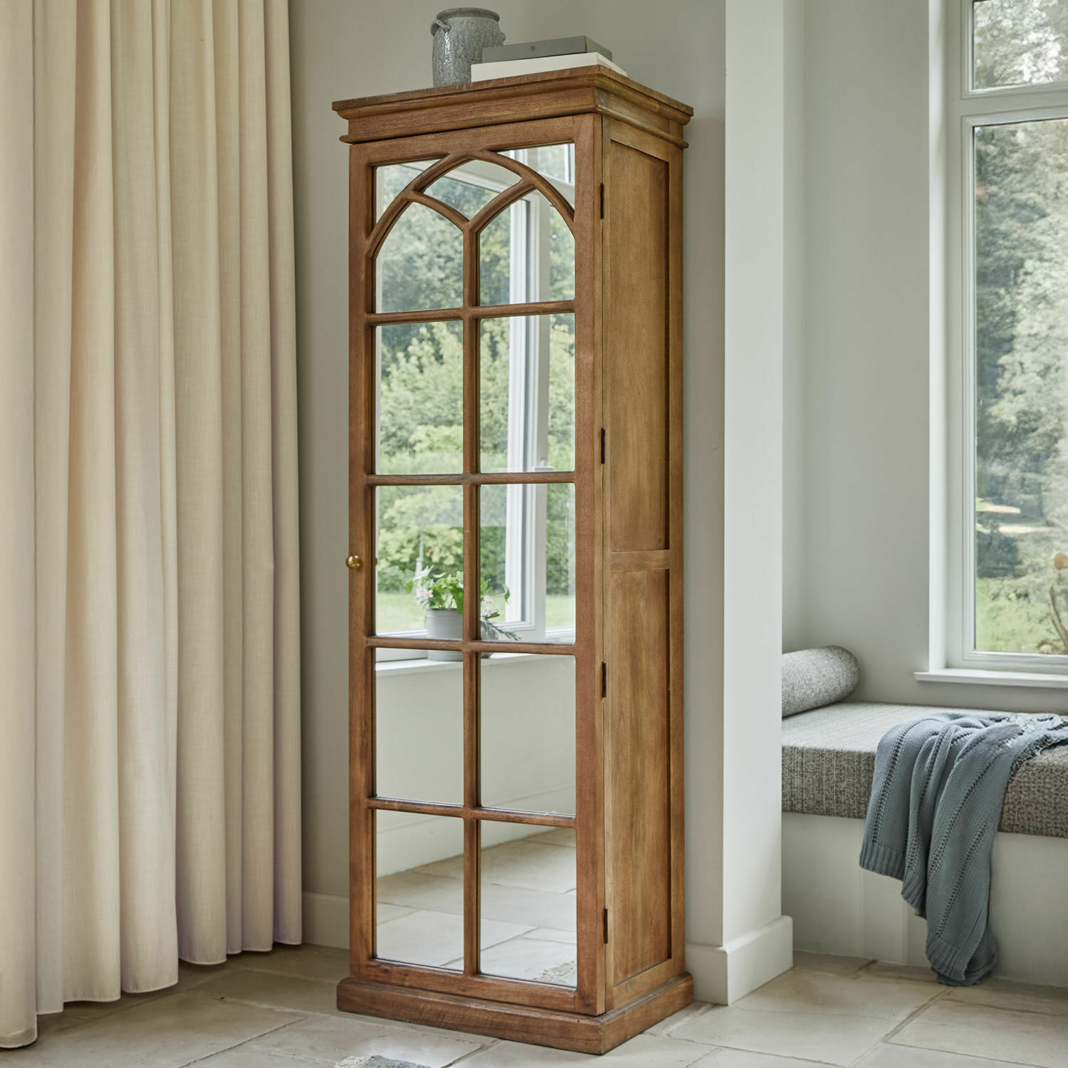 Armoire Cayey, Bois de manguier naturel, Finition intérieure gris vieilli, Panneau arrière effet planches en marron vieilli
