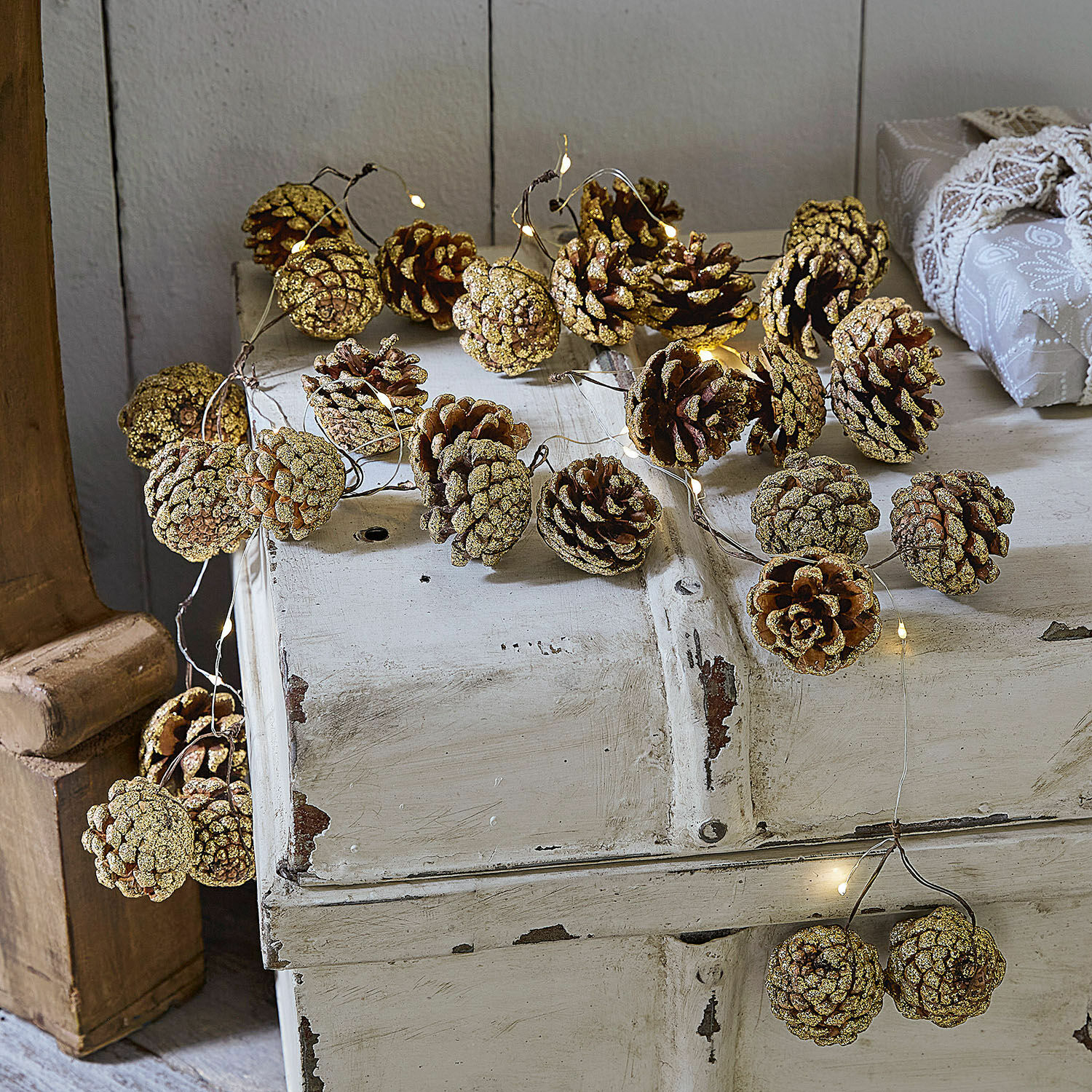 Lichterkette Bannet, Mit 20 warmweißen LEDs, Echte Kiefernzapfen, Goldfarbenes Finish in braun